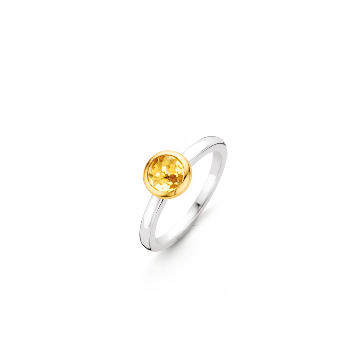 Deze zilveren TI SENTO - Milano-ring 12103TY heeft een ronde gele steen en is gezet in een gladomzetting van geelgoud verguld zilver. Eenvoud en elegantie komen samen in dit kleine kunstwerk. Haar ronde amber gele steen betovert je.