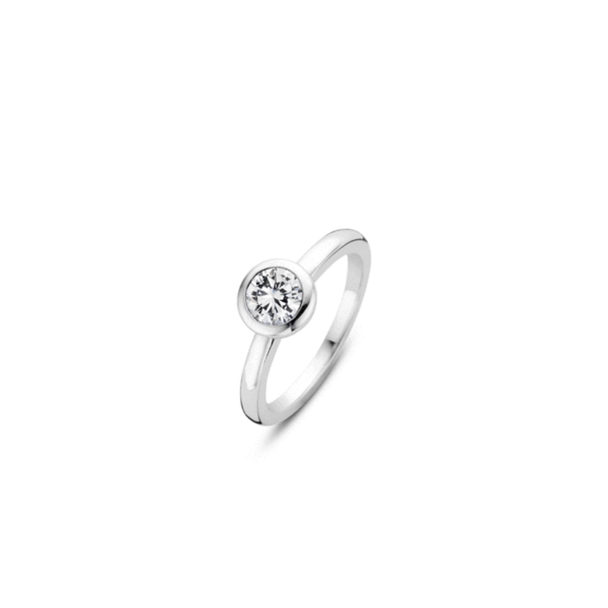 Deze gerhodineerd sterling zilveren TI SENTO - Milano ring heeft een grote zirkonia in een gladomzetting. Deze ring is te combineren met andere ringen uit TI SENTO's Mix & Match reeks. Zo kun je je eigen ring samenstellen!