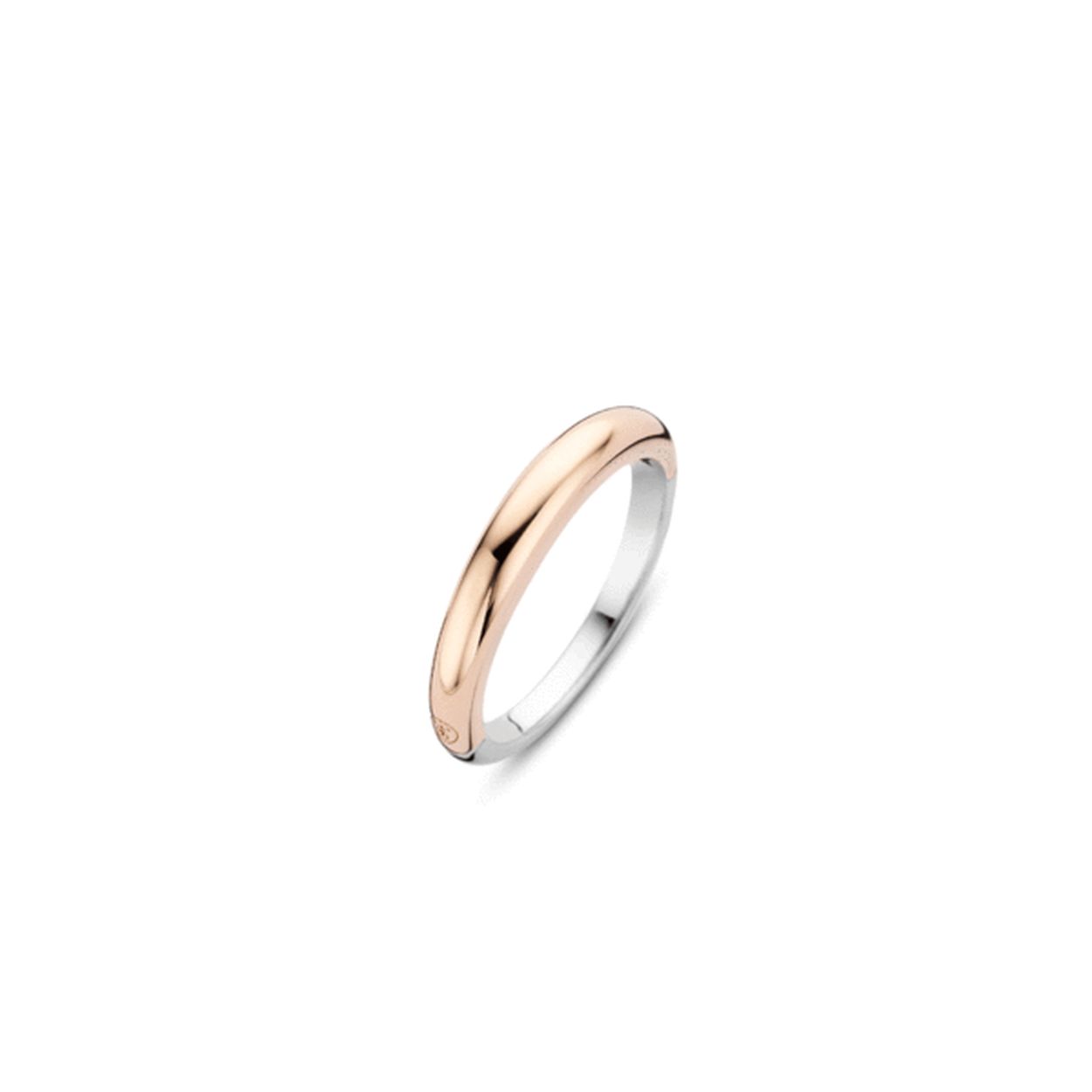 TI SENTO - Milano roségouden ring. De ring is gemaakt van sterling zilver en is voorzien van een 18k roségouden plating. Aan de zijkant is de ring gegraveerd met het kenmerkende TI SENTO monogram. De gladde ring kan goed gecombineerd worden met meerdere aanschuifringen van de TI SENTO Mix & Match reeks. Zo kun je jouw eigen ring samenstellen!
