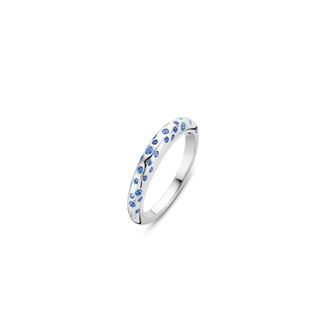 TI SENTO - Milano blauwe stardust ring. De ring is gemaakt van sterling zilver en heeft blauwe zirkonia's in het patroon van een sterrenhemel. Combineer de ring met een blauwe aanschuifring om het blauw nog meer te accentueren.