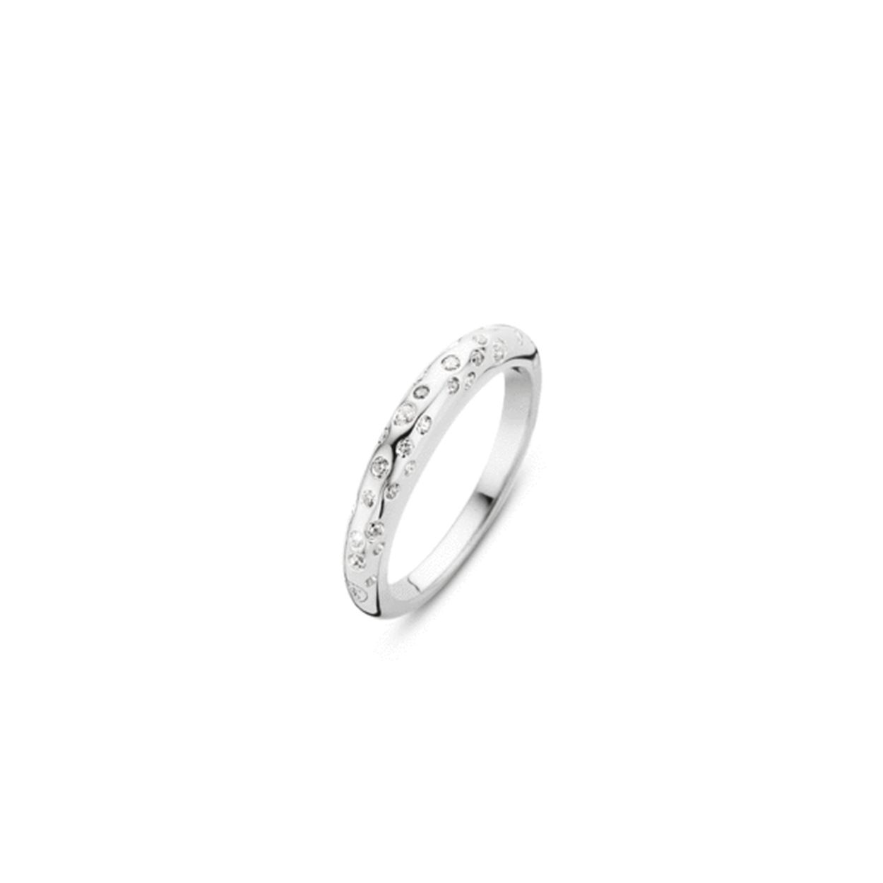 TI SENTO - Milano stardust ring. De ring is gemaakt van sterling zilver waarin zirkonia's zijn gezet zoals een sterrenhemel. Dit geeft een subtiele schittering. De ring kan goed gecombineerd worden met meerdere aanschuifringen uit de collectie.