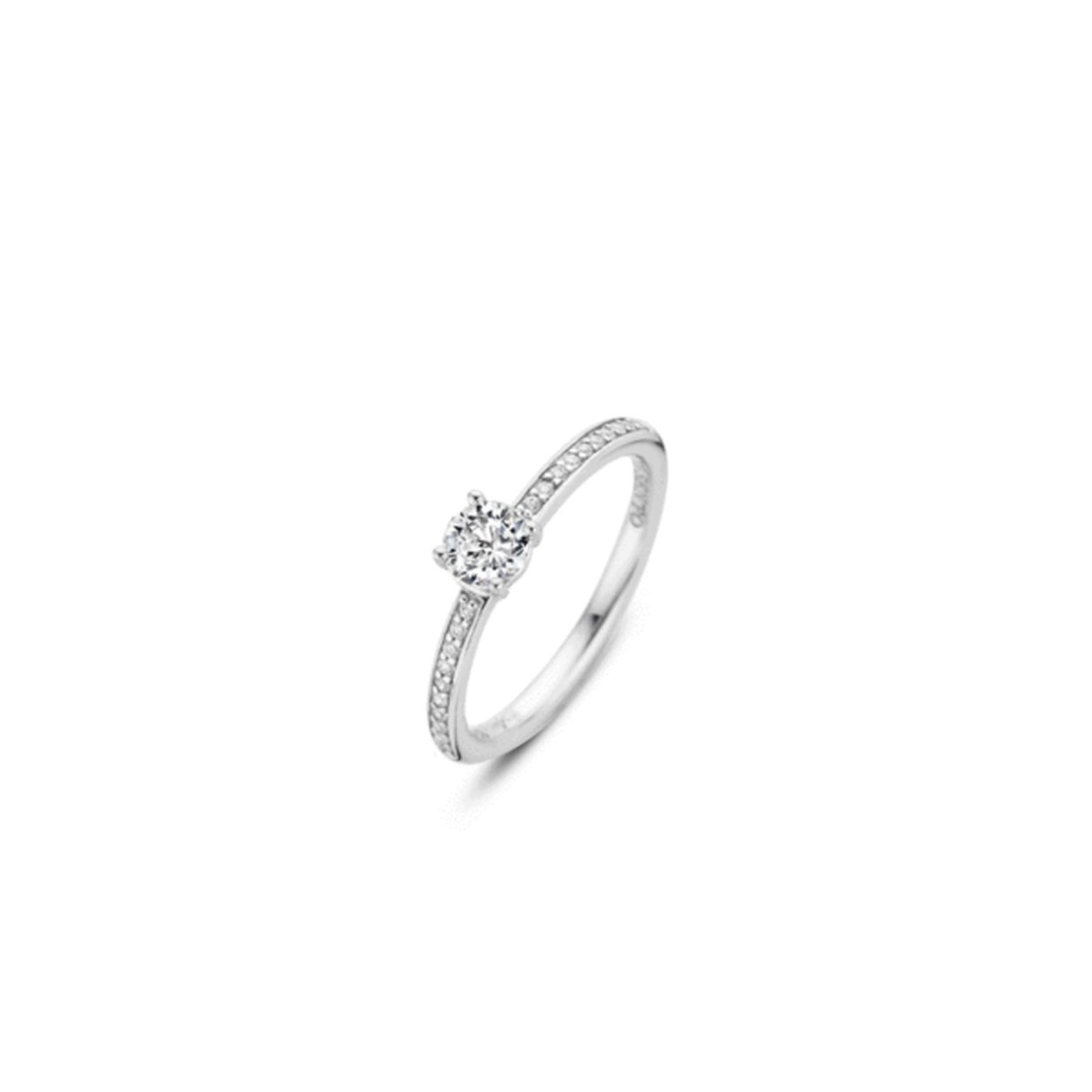 TI SENTO - Milano ring met zirkonia's pav� gezet. De grote zirkonia is gezet in een solitair zetting en zorgt voor extra glinstering. Deze ring is voorzien van een rhodium plating en kan goed gecombineerd worden met andere ringen uit TI SENTO's Mix & Match reeks. Zo kun je je eigen sieraad samenstellen!