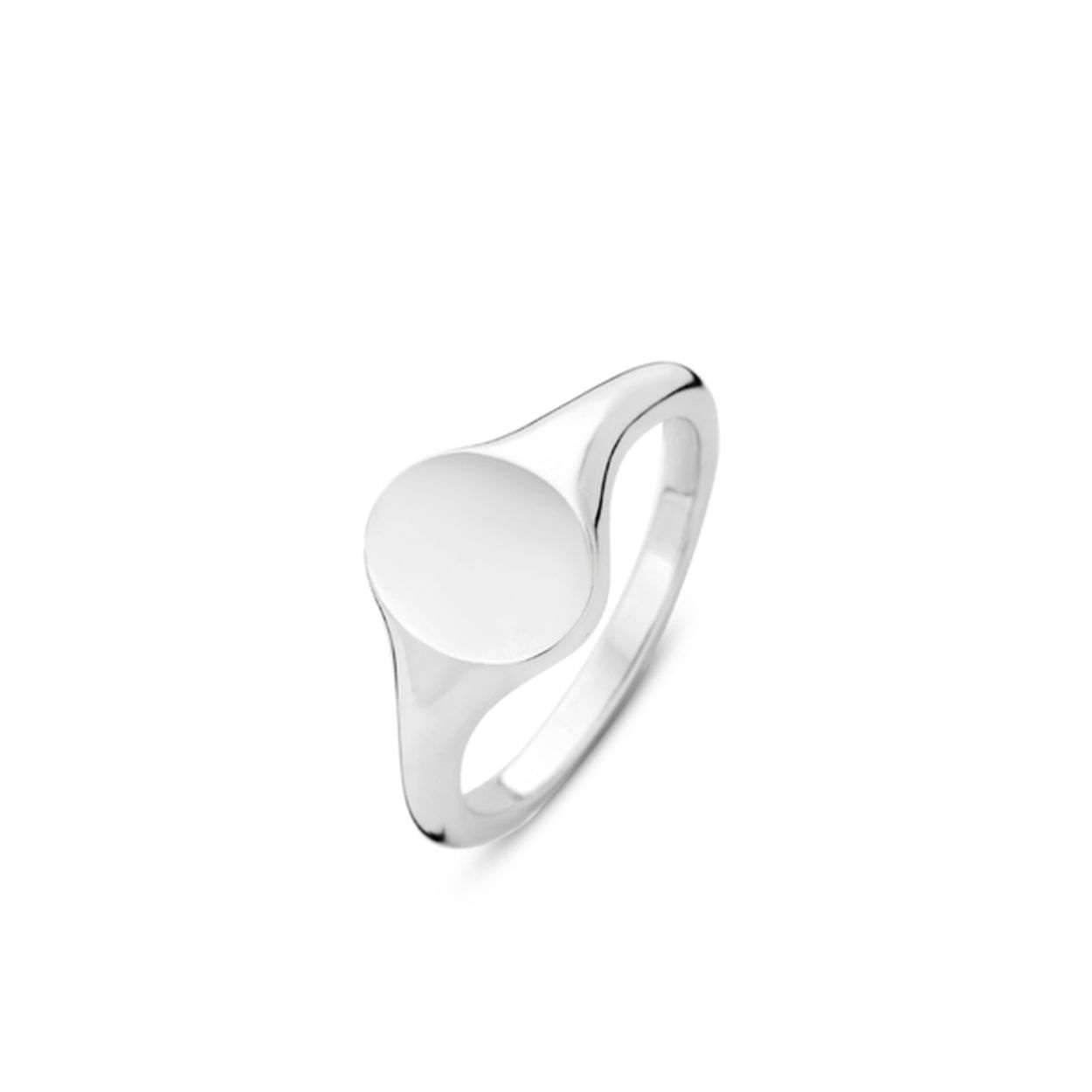 Deze elegante TI SENTO � Milano zegelring is van gerhodineerd sterling zilver. De vorm is rond en klassiek. De ring is afgewerkt met een rhodiumlaag die bescherming biedt tegen slijtage en het sieraad extra glans geeft. Door iets op de bovenkant te graveren kan je de ring personaliseren. In de TI SENTO collectie zijn verschillende sieraden aanwezig waar deze ring mooi mee kan worden gecombineerd met andere items uit de engravables collectie.