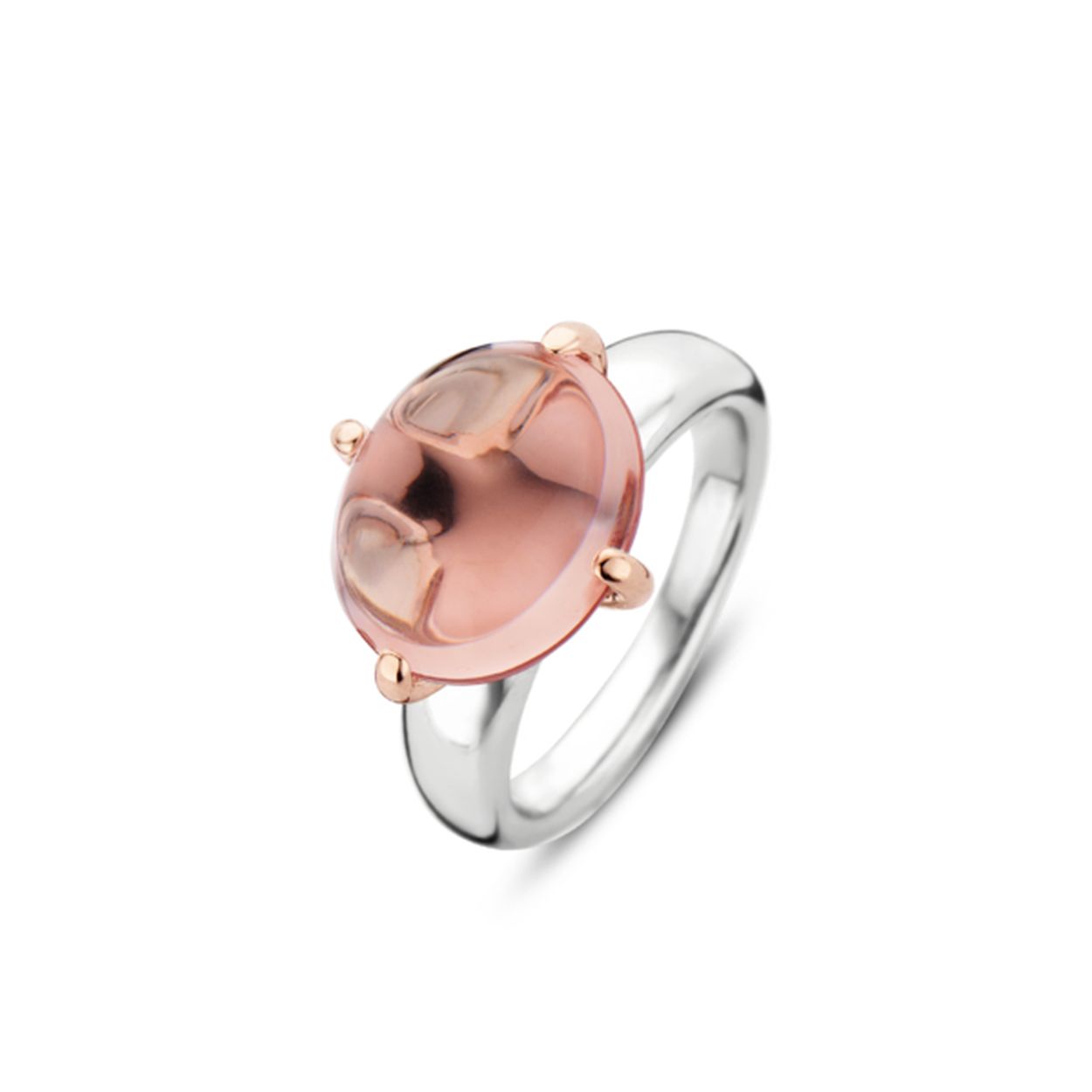 Als je een statement wilt maken is deze ring onmisbaar in je sieraden collectie. Wat bij de designers tijdens het schetsen centraal stond was sophisticated swag. De grote steen bovenop de ring gemaakt van een zachtroze kleurig kristal heeft een mooie ronde vorm. Dit maakt de ring extra vrouwelijk en makkelijk draagbaar. De ring is gemaakt van 925 sterling zilver met een ros�goud kleurige touch. Het sieraad is gerhodineerd voor bescherming en extra glans zodat de kristal volledig tot zijn recht komt. Combineer de ring met de bijpassende oorbellen en ketting en rock je look.