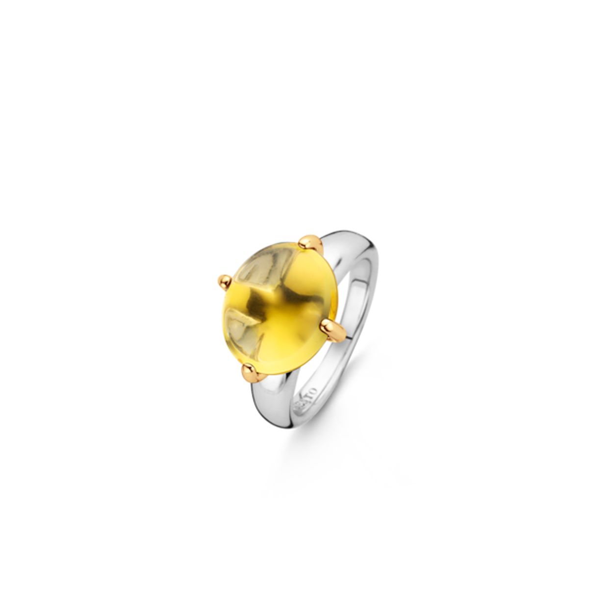 Deze gouden flowerbud geslepen steen straalt van energie en vindt haar plek in de goud vergulden zetting. Ze ademt een cool city chic allure. Onze iconische Flowerbud is geïnspireerd door de natuur. Ze is vrouwelijk en verfijnd. Haar soepele en pure lijnen creëren een subtiel en elegant karakter.