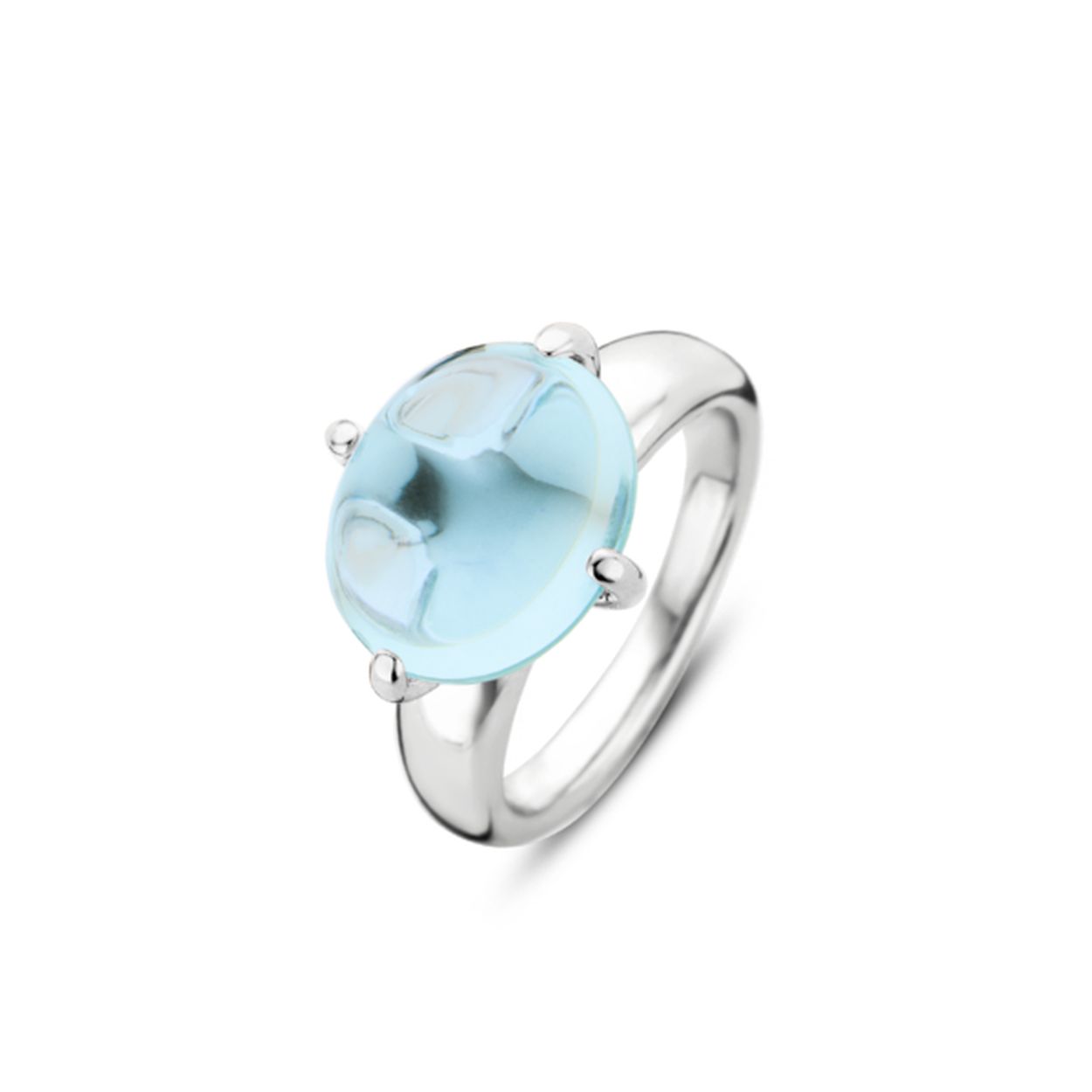 Als je een statement wilt maken is deze ring onmisbaar in je sieraden collectie. Wat bij de designers tijdens het schetsen centraal stond was sophisticated swag. De grote steen bovenop de ring gemaakt van een lichtblauw kleurig kristal heeft een mooie ronde vorm. Dit maakt de ring extra vrouwelijk en makkelijk draagbaar. De ring is gemaakt van het puurste 925 sterling zilver. Het sieraad is gerhodineerd voor bescherming en extra glans zodat de kristal volledig tot zijn recht komt. Combineer de ring met de bijpassende oorbellen en ketting en rock je look.