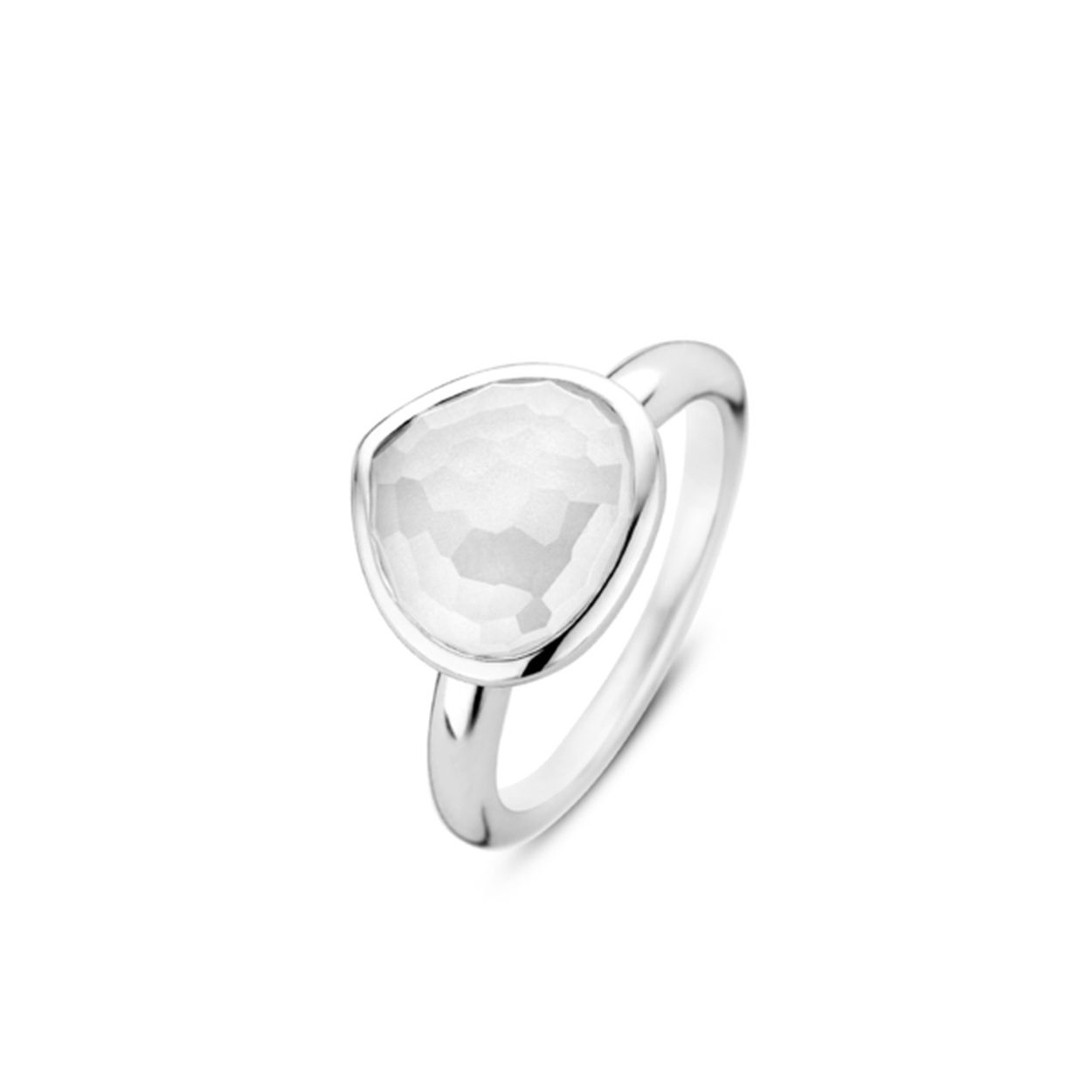 Maak je look af met deze eyecatcher. De ring is niet groot maar door zijn unieke vorm en steen val je op wanneer je deze draagt. De designers in ons atelier wilde de morning glow vertalen naar een sieraden lijn. De steen is geslepen in de vorm van een bloemblaadje in een gladomzetting. De steen krijgt een mooie lichtdoorschijnende witte kleur doordat deze is gezandstraald. Dit geeft een iconische look. Het 925 sterling zilver is gerhodineerd voor extra bescherming en glans zodat de mooie witte kristal nog beter tot zijn recht komt. Draag deze eyecatcher in combinatie met de armband of oorbellen en spice up je look dag en nacht. TI SENTO - Milano juwelen hebben een tijdloze stijl en een flinke snuf spice. Milanese meeslependheid met verborgen details. Verfijnd �n spannend. Gevoelig m�t allure. TI SENTO - Milano sieraden schreeuwen niet maar ze fluisteren het van de daken. Woah ja.
