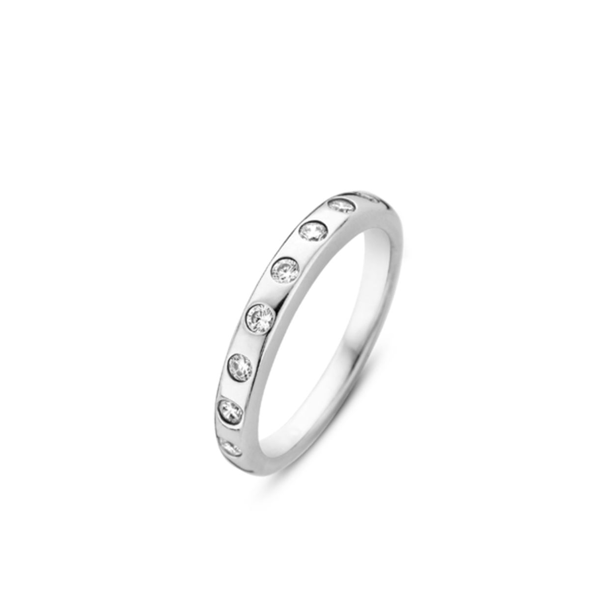 Een klassieke TI SENTO � Milano ring in een nieuw jasje. De zirkonia�s zitten verder uit elkaar wat een stijlvolle look cre�ert. De zirkonia�s zijn met veel zorg hand gezet in een gladomzetting. De ring is makkelijk te dragen door dat deze goed te combineren is met de TI SENTO � Mix & Match collectie. Daarom is deze zeer geschikt voor everyday wear. De ring is gemaakt van gerhodineerd 925 sterling zilver die voldoet aan de goudsmid standaard.