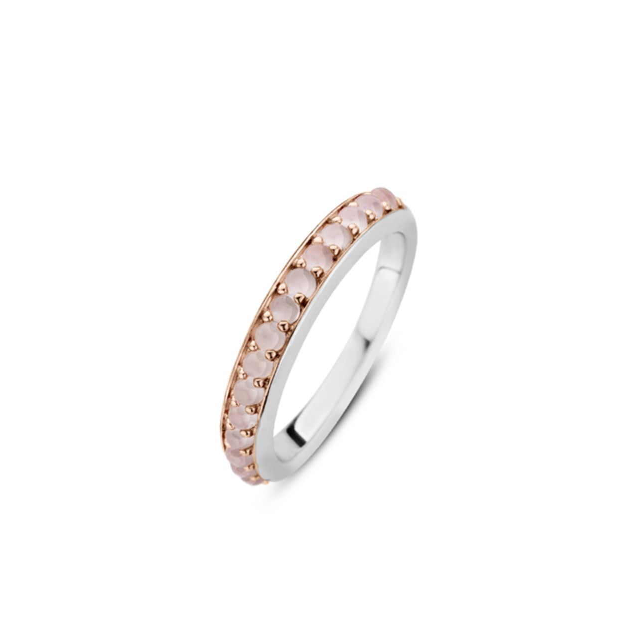 Deze ring uit de TI SENTO - Milano collectie is vervaardigd uit gerhodineerd sterling zilver en een rij met kristallen. Deze zijn geslepen in een briljantvorm en zijn met de hand gezet. De strakke uitvoering van de ring zorgt voor een naadloze aansluiting op andere ringen. Dit sieraad is eenvoudig te combineren met andere ringen. De zachtroze kleurige look geeft de combinatie met andere ringen een extra twist. In de TI SENTO collectie zijn vele ringen te vinden waar combinaties mee kunnen worden gemaakt volgens het TI SENTO Mix & Match concept. Deze mooie ring is ook perfect te dragen met de bijpassende oorbellen en ketting.