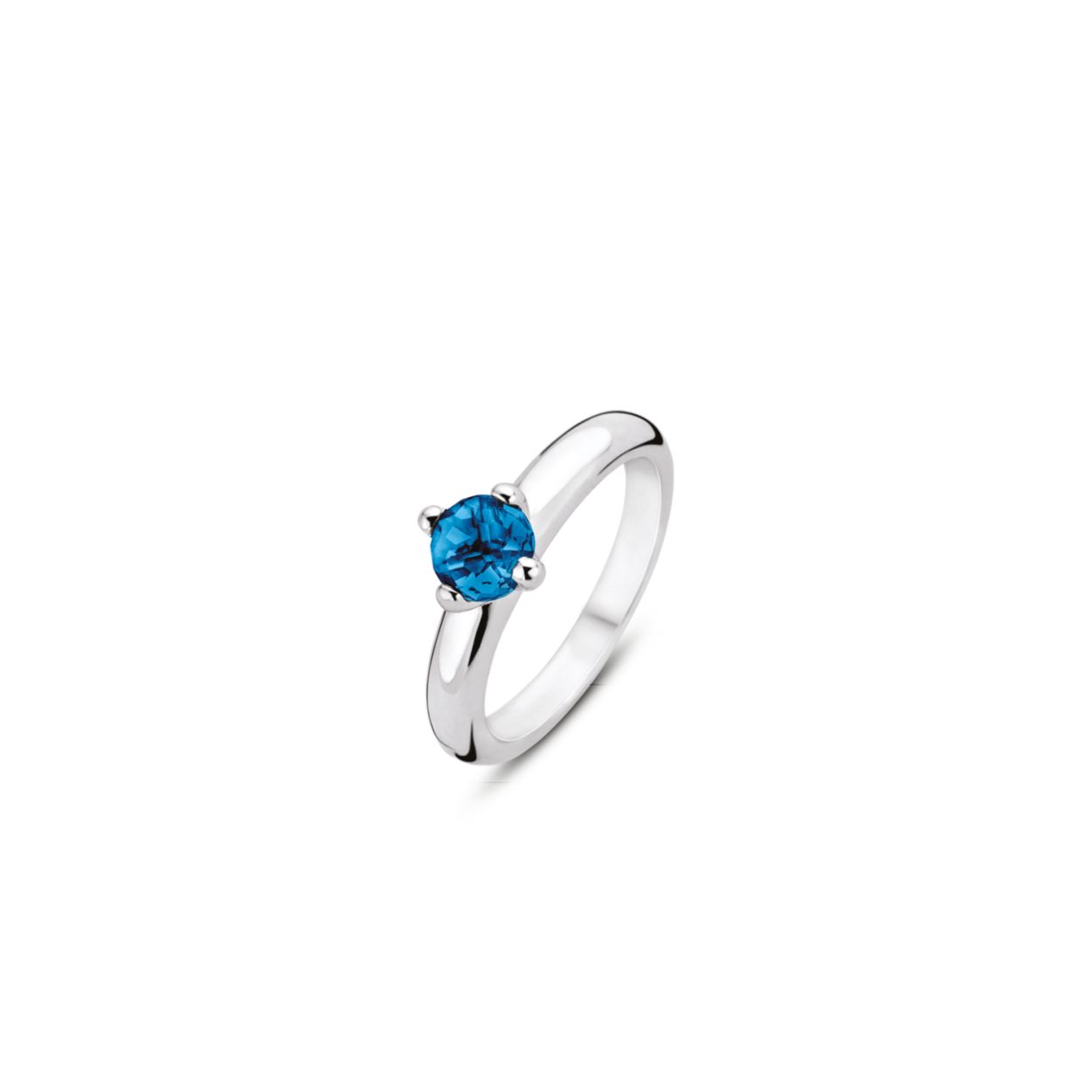 Deze iconische zilveren TI SENTO - Milano ring 12126DB met haar ronde helderblauwe steen schittert met het licht. Ze is klassiek elegant en voegt een frisse blik toe aan je look.