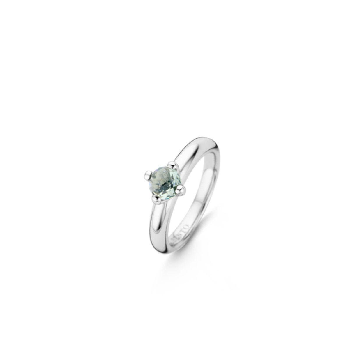 De gefacetteerde steen in stralend bosgroen is gezet in het mooiste zilver. Ze is klassiek en elegant met een hint van frisheid. Onze iconische Flowerbud is geïnspireerd door de natuur. Ze is vrouwelijk en verfijnd. Haar soepele en pure lijnen creëren een subtiel en elegant karakter.