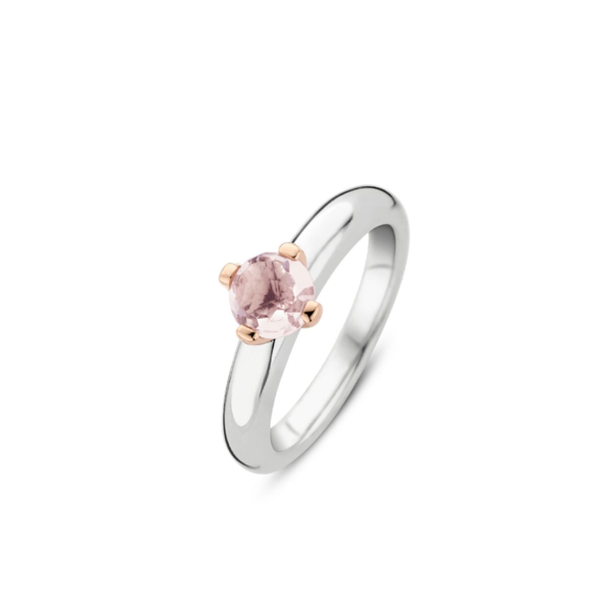 De klassieker van TI SENTO in een nieuw jasje is wat deze ring kenmerkt. De zachtroze kleurige kristal sluit perfect aan bij de andere items uit de TI SENTO collectie. Het kristal zit vast met pootjes die een rosé plated kleur hebben. De ring is gemaakt van gerhodineerd sterling zilver voor extra bescherming en een schitterende glans. Deze elegante ring is de ultieme toevoeging aan iedere outfit. De ring is geschikt om te stapelen
