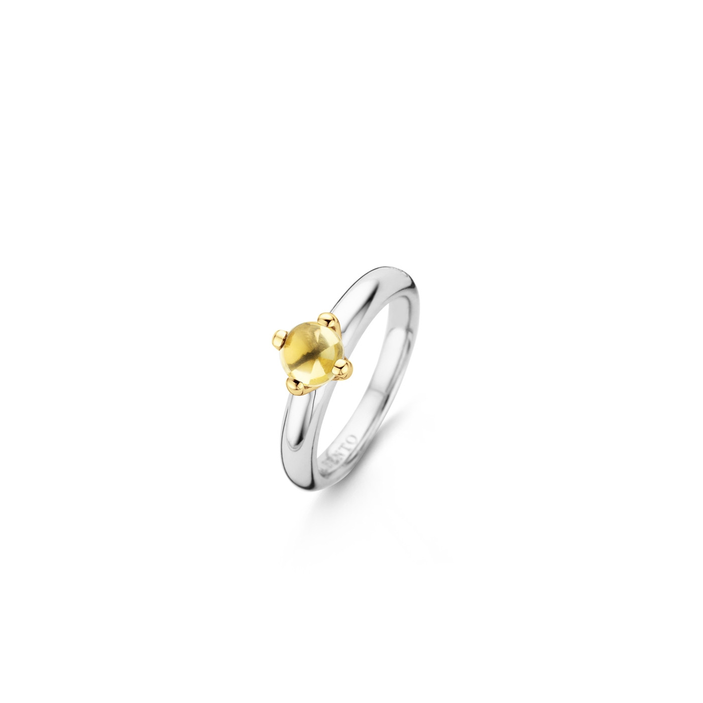De gefacetteerde steen in stralend geel is gezet in prachtig verguld goud. Ze is klassiek en elegant met een hint van frisheid. Onze iconische Flowerbud is geïnspireerd door de natuur. Ze is vrouwelijk en verfijnd. Haar soepele en pure lijnen creëren een subtiel en elegant karakter.