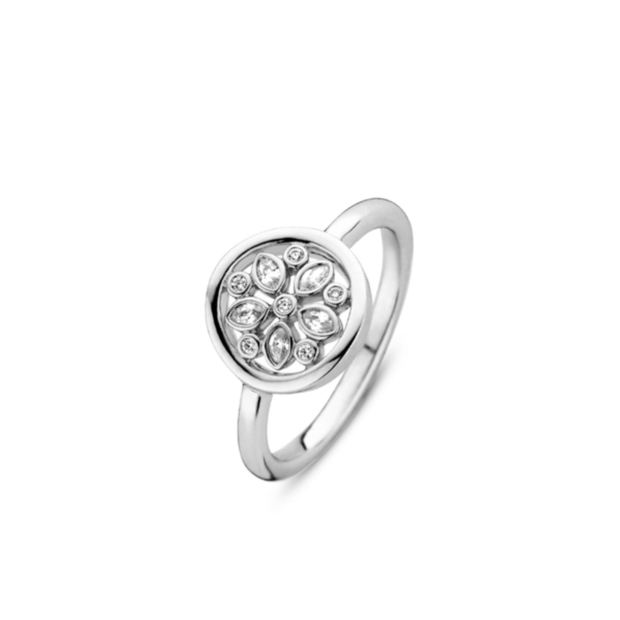 Een ware eyecatcher is deze ring van TI SENTO - Milano. De smalle band van de ring draagt de prachtig opengewerkte bloemvorm die gezet is met briljant geslepen zirkonia's. De zirkonia's geven een schittering die je betovert en waar je naar blijft kijken. Deze ring met deze prachtige vrouwelijke vorm is ideaal om jouw look af te maken. De ring is een onderdeel uit een serie van de collectie met dezelfde bloem. De set is compleet te maken met een armband kettingen oorstekers en oorbedels. De ring is gemaakt van gerhodineerd sterling zilver die voldoet aan de goudsmid standaard. TI SENTO - Milano juwelen hebben een tijdloze stijl en een flinke snuf spice. Milanese meeslependheid met verborgen details. Verfijnd �n spannend. Gevoelig m�t allure. TI SENTO - Milano sieraden schreeuwen niet maar ze fluisteren het van de daken. Woah ja.