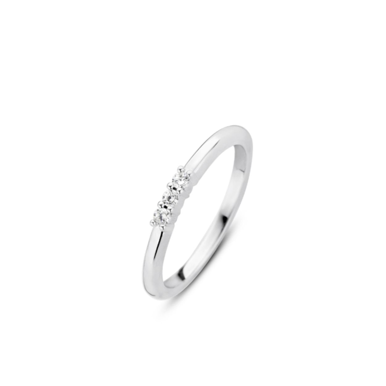 Maak kennis met onze minimalistische topper. Door de klassieke TI SENTO � Milano ring een twist te geven hebben de designers in het atelier deze fijne ring ontworpen. Wat de ring uniek maar is dat deze voldoet aan de goudsmid standaard en is gemaakt van het puurste 925 sterling zilver. De zirconia�s zijn met veel zorg hand gezet. Het zilver is gerhodineerd voor een prachtige glans en extra bescherming. Zo krijgt ieder TI SENTO � Milano item een vleugje magie. Deze ring is perfect te combineren met de ringen uit het TI SENTO Mix & Match concept. Zo cre�er je iedere dag een nieuwe look.