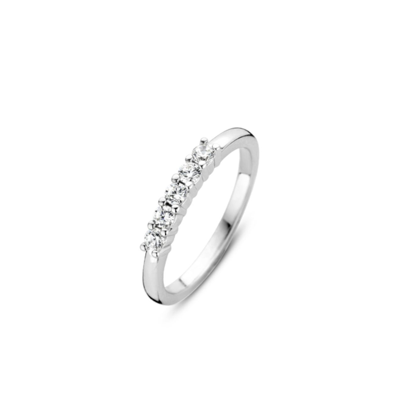 Maak kennis met onze minimalistische topper. Door de klassieke TI SENTO � Milano ring een twist te geven hebben de designers in het atelier deze fijne ring ontworpen. Wat de ring uniek maar is dat deze voldoet aan de goudsmid standaard en is gemaakt van het puurste 925 sterling zilver. De zirconia�s zijn met veel zorg hand gezet. Het zilver is gerhodineerd voor een prachtige glans en extra bescherming. Zo krijgt ieder TI SENTO � Milano item een vleugje magie. Deze ring is perfect te combineren met de ringen uit het TI SENTO Mix & Match concept. Zo cre�er je iedere dag een nieuwe look.