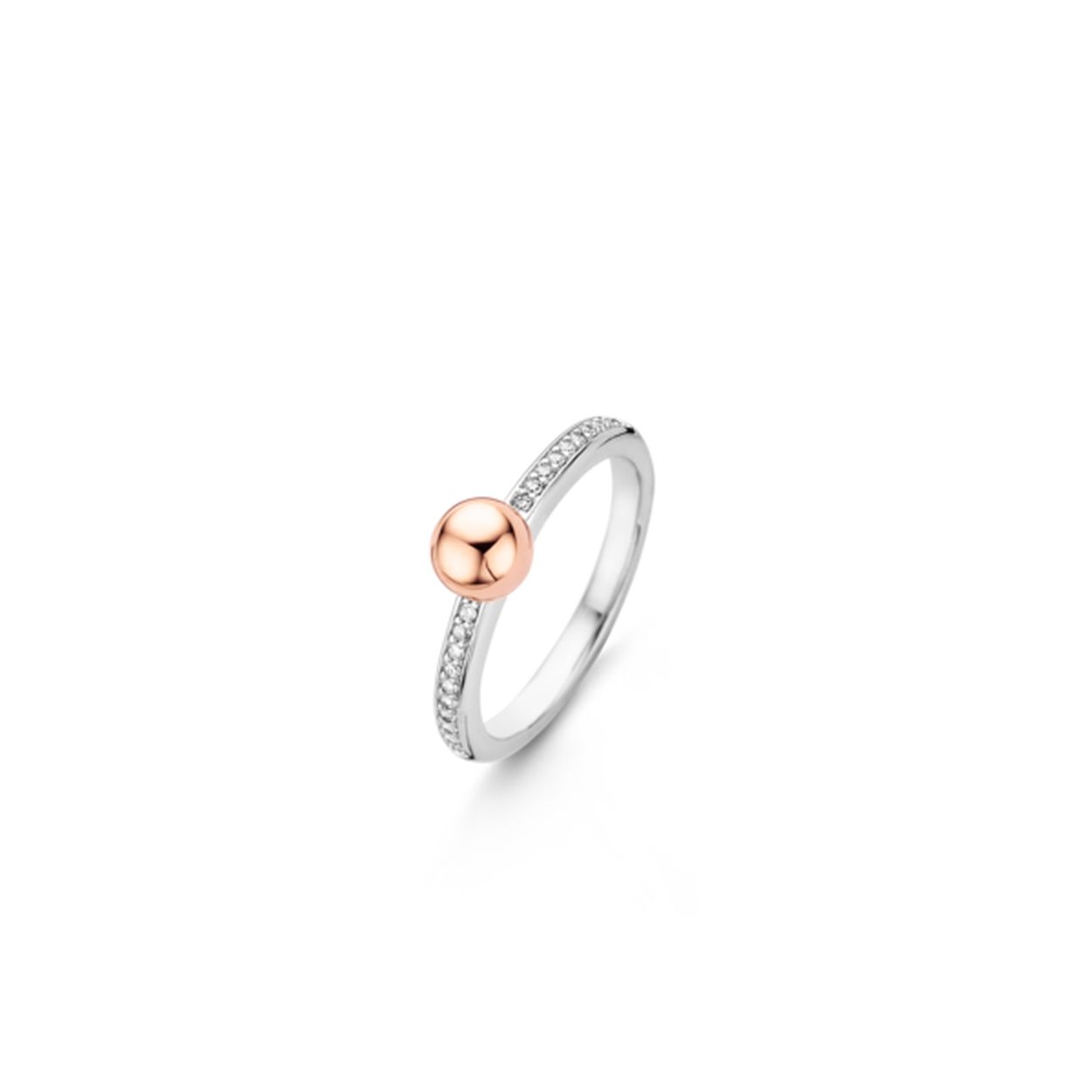 Een hint van helder verguld roségoud is zorgvuldig met de hand geplaatst op deze verfijnde TI SENTO - Milano ring. Je draagt haar bij elke look.