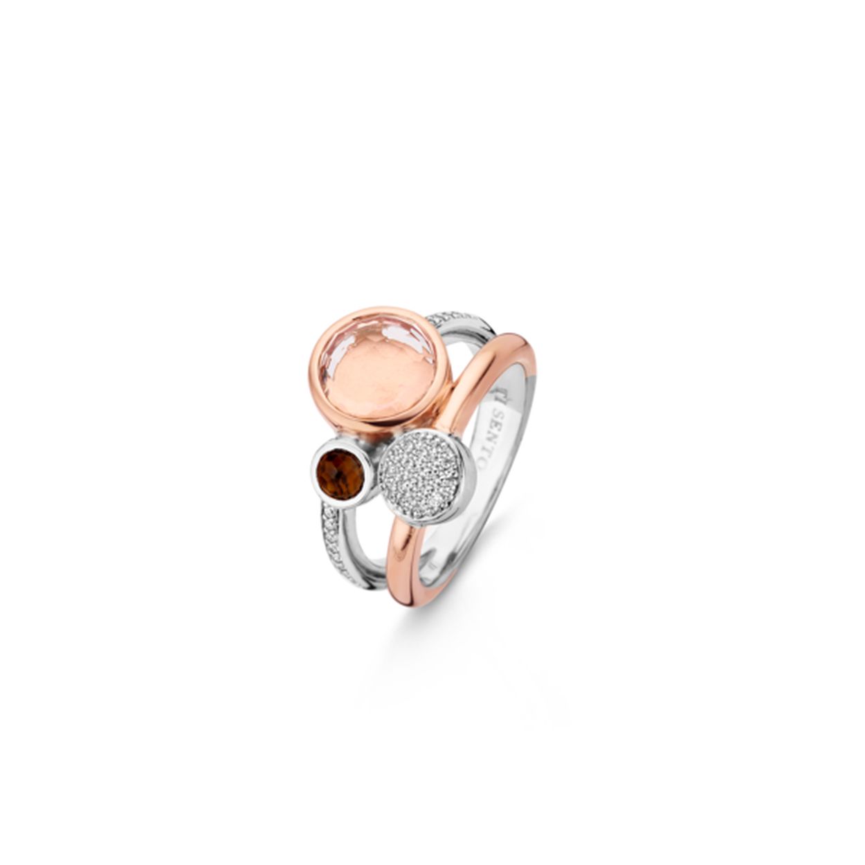 Ronde vormen ros�goud transparante stenen en wit zirkonia. De verschillende kleuren en maten komen harmonieus samen in het design. Ze is buitengewoon bijzonder.
