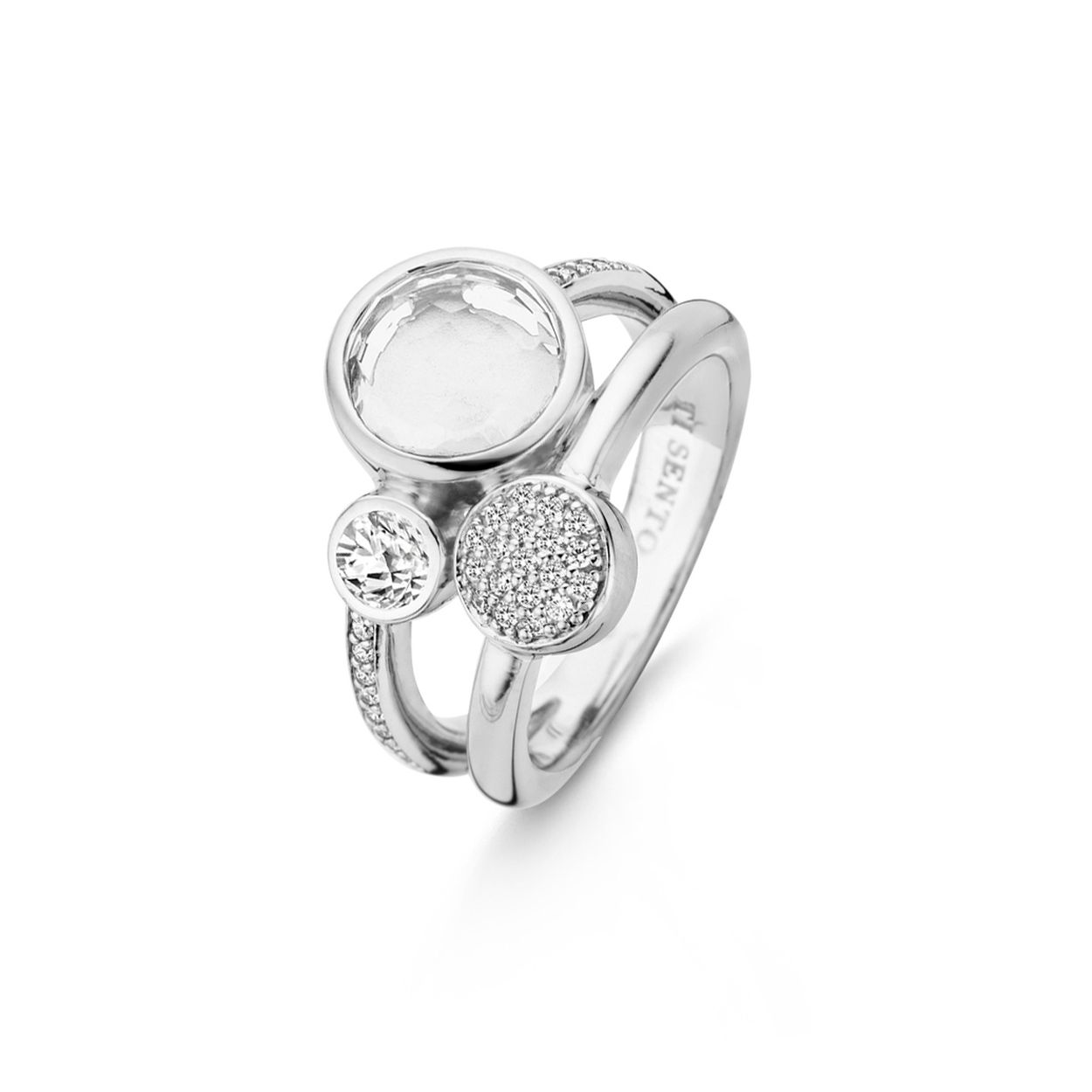 Hoe meer hoe beter. Deze ring maakt indruk door haar combinatie van verschillende vormen en texturen. Met wit zirkonia dat het zilver accentueert voor een verfijnde look.