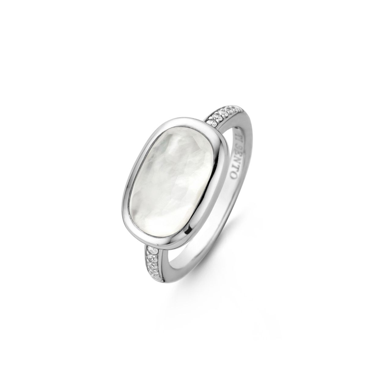 Een natuurlijke glinstering van parelmoer gecombineerd met luxueus gefacetteerd kristal dat omhult wordt door de mooiste sterling zilveren zetting. Ze is een tijdloos exemplaar.