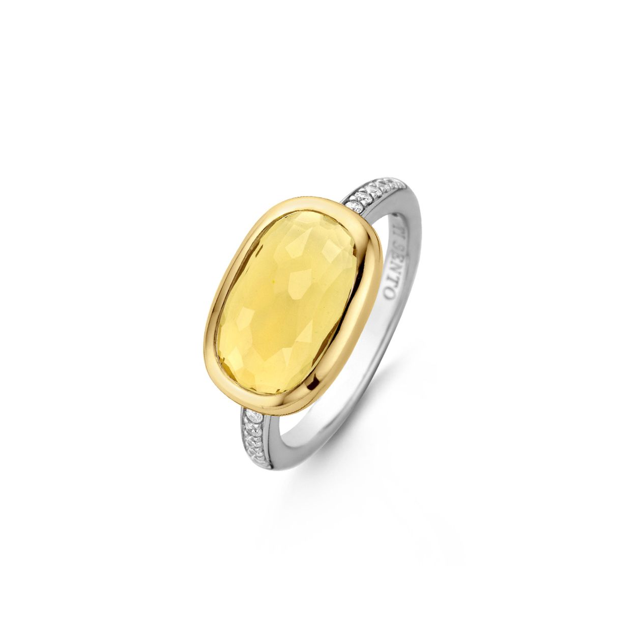 Deze rechthoekig gevormde ring maakt een statement met haar gele gefacetteerde steen en band met witte zirkonia pavé zetting. Ze is een echte eye-catcher.