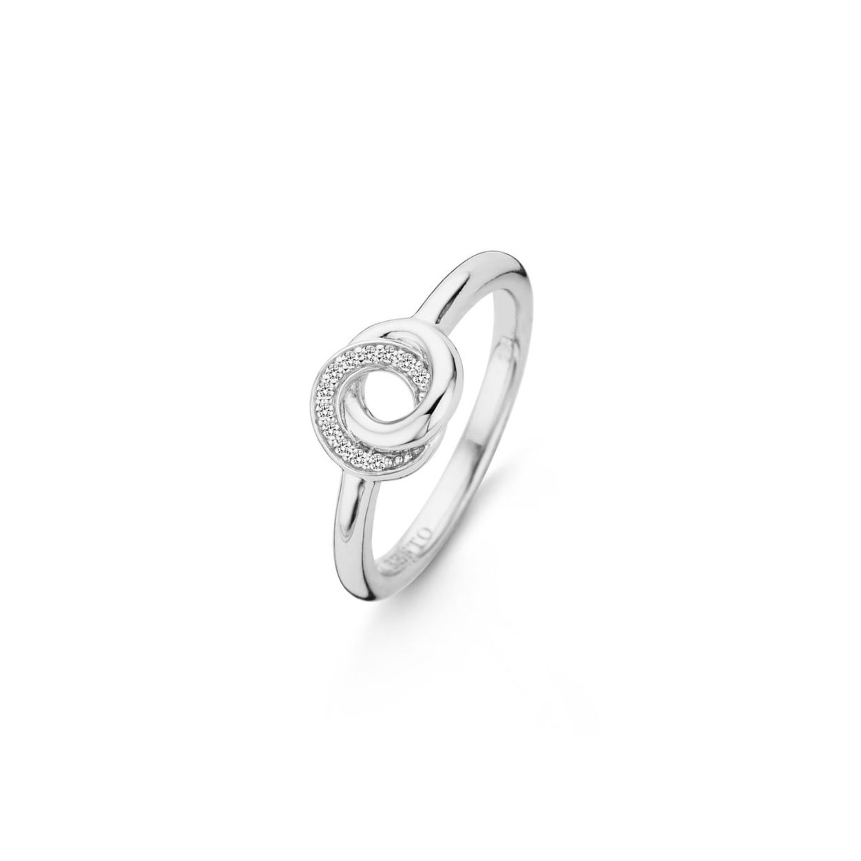 Klassiek is deze ring met haar oneindige circulaire bewegingen van het zilver naar de witte zirkonia pav� zetting. Ze is tijdloos.