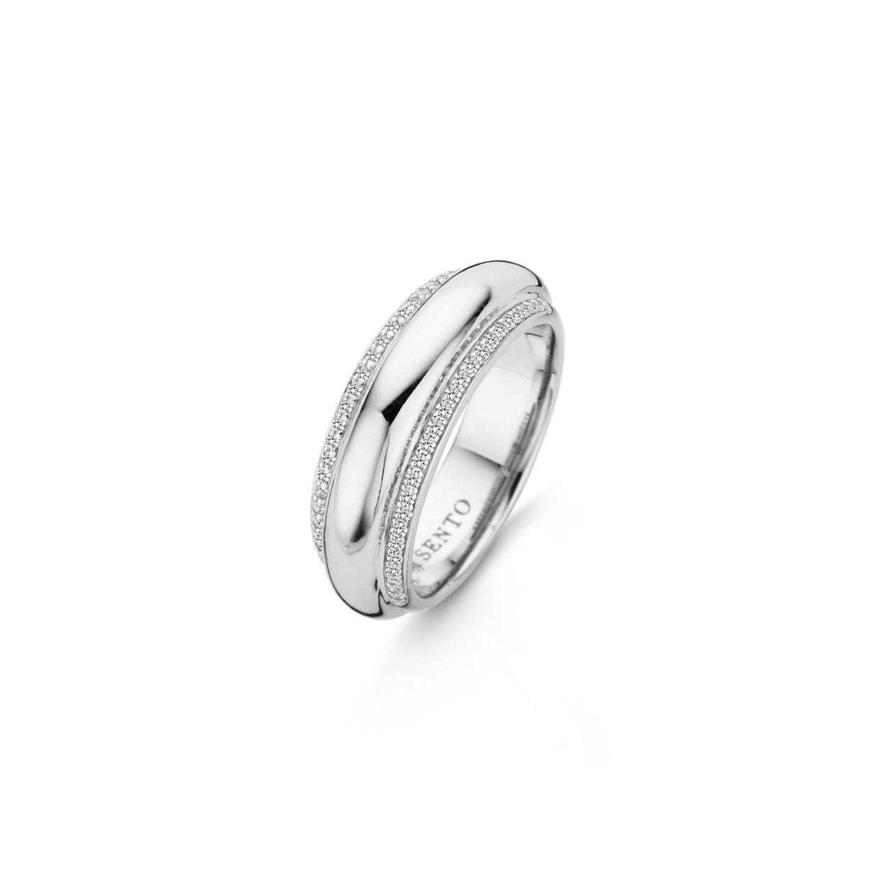 Het krachtige en stralende zilver omhuld met een delicate strook van witte zirkonia pav� zetting geeft deze ring een verfijnde allure. Prachtig op haarzelf maar ook mooi in combinatie met andere ringen.