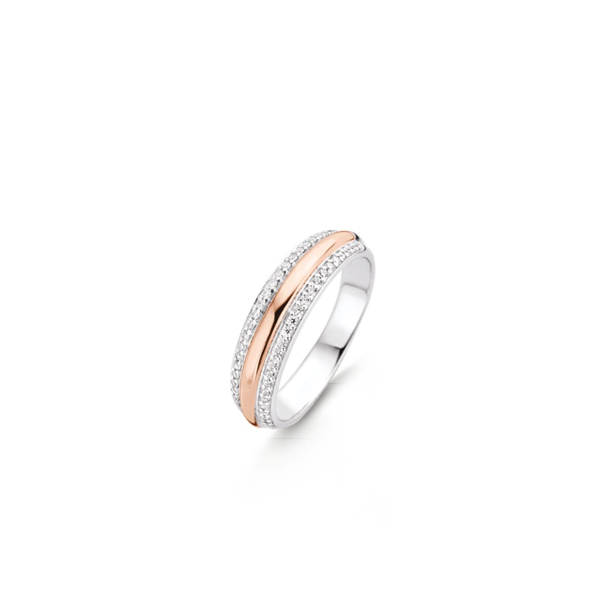 Deze zilveren TI SENTO - Milano-ring 12144ZR is verguld in rosé goud en is omringd door witte zirkonia pavé die de magie naar je toe zal brengen. Neem haar mee voor een aperitivo.