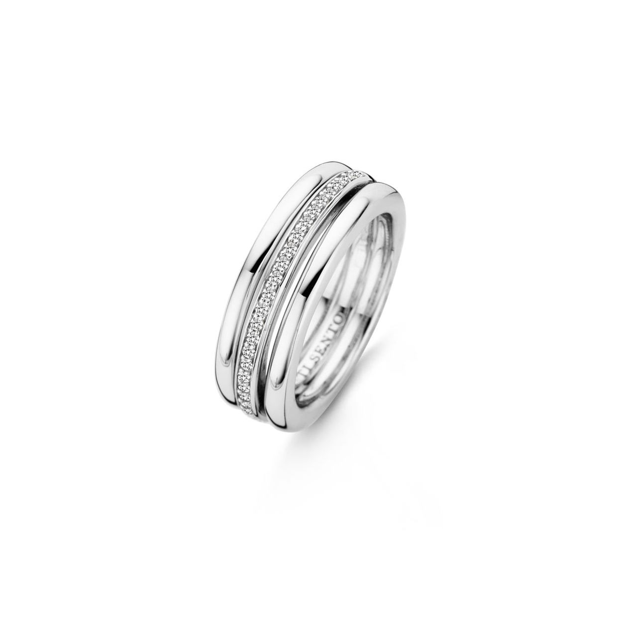 Onze ring met drie lagen zilver en witte zirkonia pav� zetting heeft een casual glamourous karakter. Eenvoud in het design maar oog voor detail. De ware magie vind je in haar zilver.