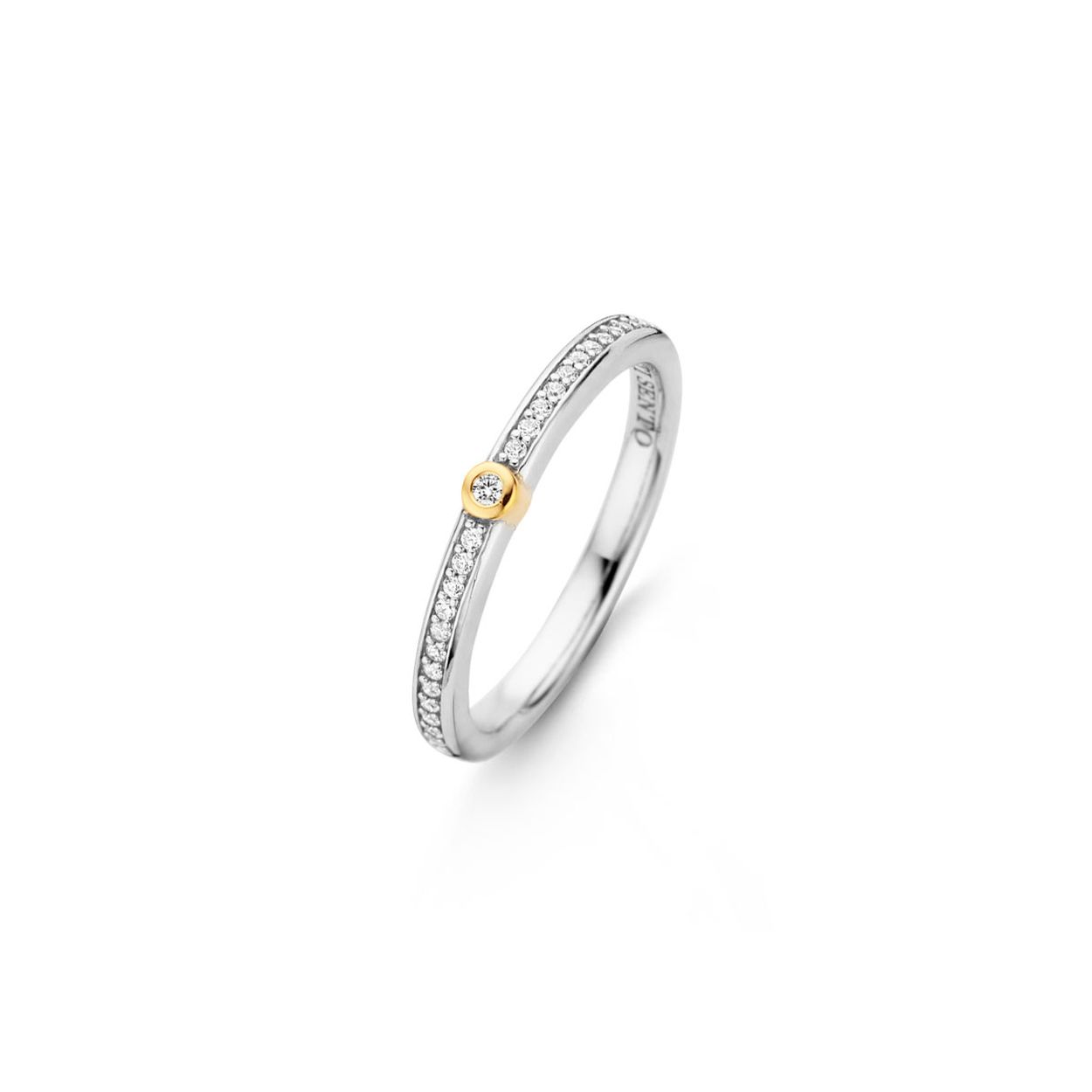 De subtiliteit in het tikkeltje grotere witte zirkonia pavé zetting en het contrast met de gouden omlijsting trekt de aandacht. De bekleding van ingezette stenen glinsteren met klasse. Ze is een klassieke schoonheid.