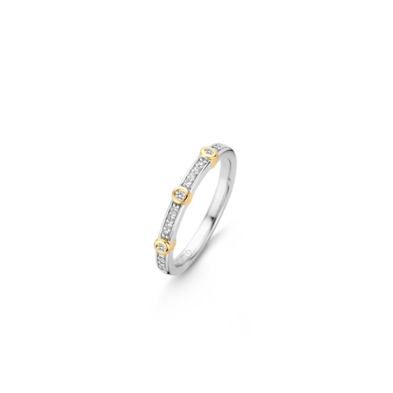 Versierd met wit zirkonia en pavé zettingen. Ze schittert in het licht. De gouden zetting creëert een klein contrast. Draag haar alleen voor een subtiele look of ga voor glinstering en combineer haar met andere juwelen.