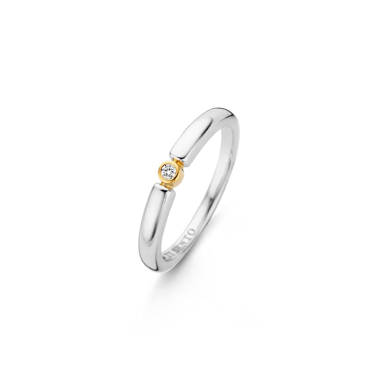 Ze is klassiek in haar eenvoud. Krachtig en vrouwelijk. Het witte zirkonia en goud vinden zachtjes hun balans in het midden van deze ring. Met een hint van zilver voor een lichte glinstering.