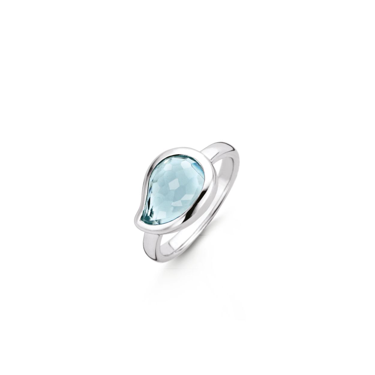 Deze zilveren TI SENTO - Milano ring 12157WB met haar waterblauwe facet geslepen steen is verfijnd en stralend. Haar golven van een helderblauwe zee zijn omringd in zilver. Ze is een vrije geest.