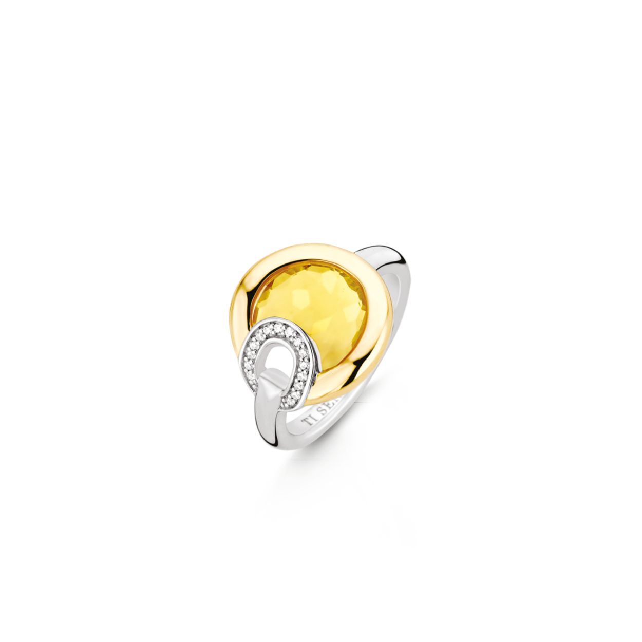 Deze zilveren TI SENTO - Milano ring 12159TY met haar facet geslepen gele steen is niet zoals anderen. Haar amulet vorm is verguld in geelgoud en schittert met het licht. Ze is heel uniek.