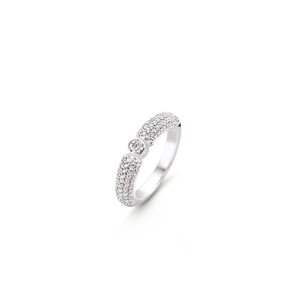 Deze zilveren solitair TI SENTO - Milano-ring 12166ZI met haar scheen van witte zirkonia pavé omarmt zachtjes haar briljant geslepen zirkonia middenstuk. Het is lastig om je blik van haar af te wenden.