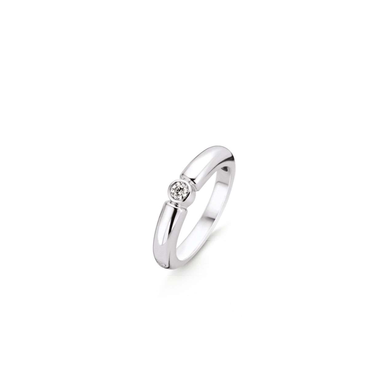 Deze zilveren solitair TI SENTO ring 12167ZI met haar briljant geslepen zirkonia is subtiel en stijlvol. Draag haar alleen en laat haar stralen of combineer haar met andere ringen.