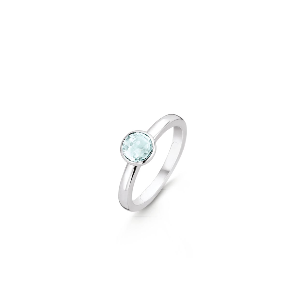 De waterblauwe facet geslepen ronde steen van deze zilveren TI SENTO - Milano ring 12170WB doet je herinneren aan de zomertijd aan het zwembad. Golven van helder water gewikkeld in zilver. Laat haar magie je meenemen.