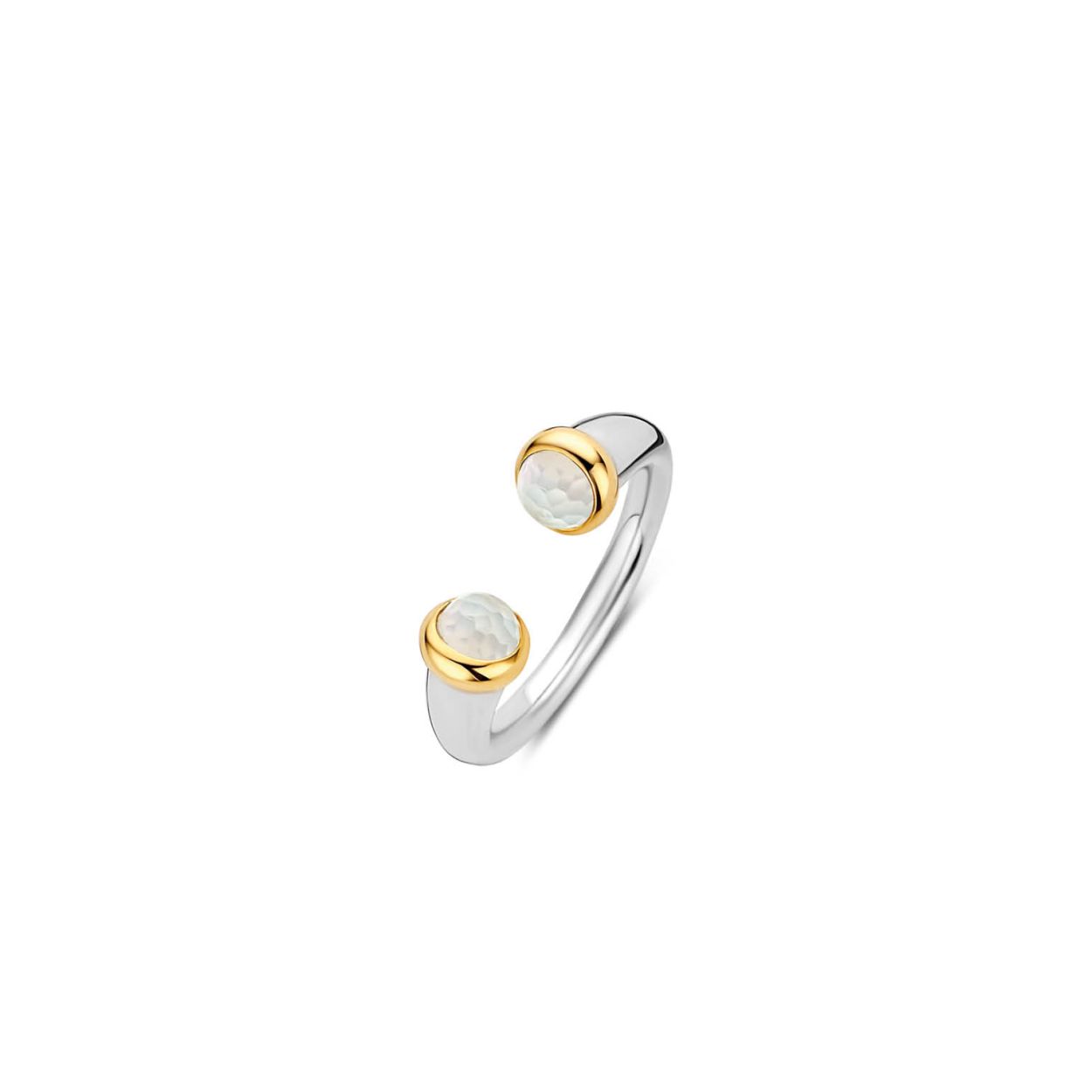 De witte parelmoer stenen van deze zilveren TI SENTO 12177MW ring zijn subtiel verbonden door haar glanzende zilveren schacht. Het open ontwerp voegt een sophisticated edge toe aan je look.