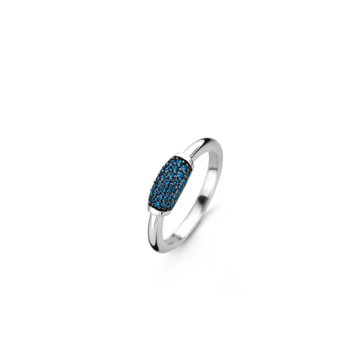 De donkerblauwe zirkonia pavé van deze zilveren TI SENTO 12192DB ring heeft een ongekende helderheid. De laag platinum beschermt en laat dit verrassende sieraad stralen.