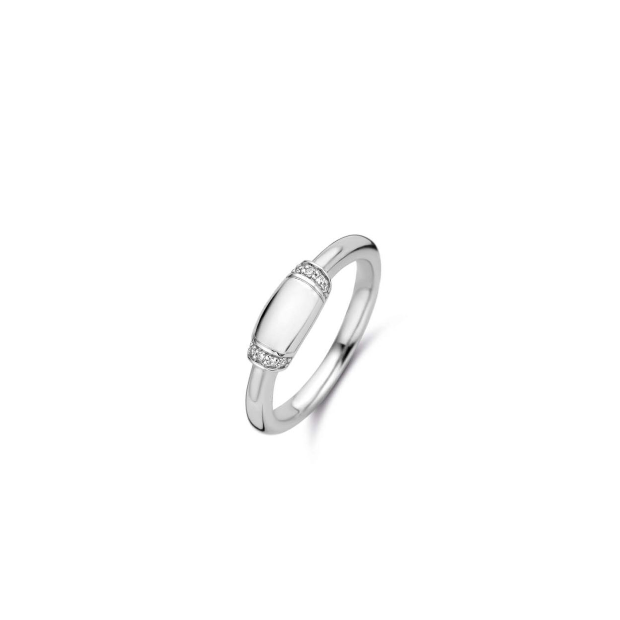 Deze zilveren TI SENTO 12193ZI ring heeft een prachtig 925 sterling zilver middelpunt. Haar glinsterende witte zirkonia details blijven niet onopgemerkt. Draag haar op je eigen manier, ze houdt ervan om gecombineerd te worden met anderen!