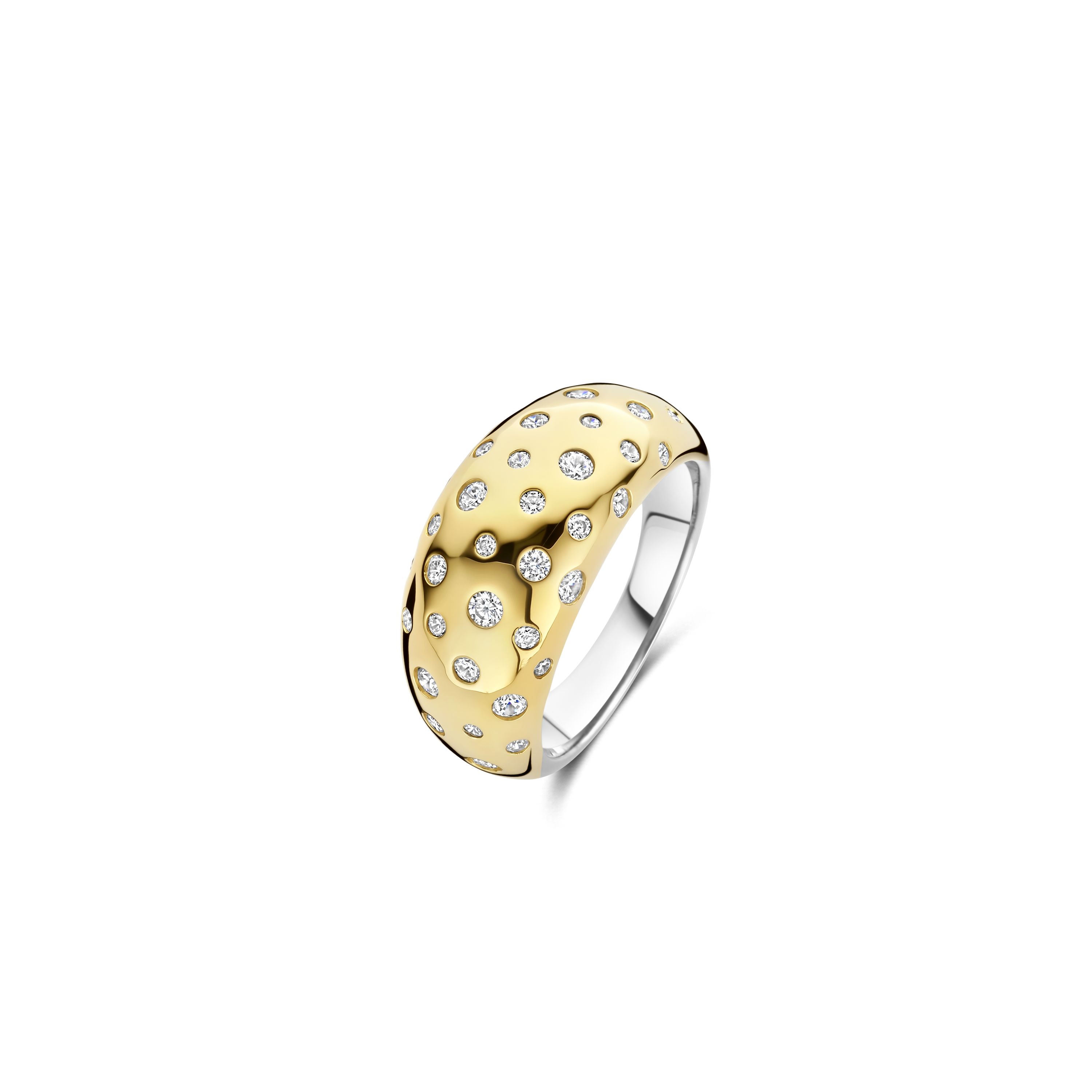 Deze TI SENTO goudkleurige ring 12197ZY combineert tijdloos design met de zorgeloze geest van de zomer. Deze verbluffende statement ring, zorgvuldig vervaardigd van hoogwaardig 925 zilver en is verguld, is versierd met een cluster van fonkelende witte cubic zirconia's die het licht vanuit elke hoek vangen.

De gewelfde vorm ademt elegantie, terwijl de sprankelende stenen een vleugje verfijnde schittering toevoegen. Dit maakt het een veelzijdig accessoire voor elke gelegenheid. Of je nu geniet van de zon op een stranddag of een avondje uit, deze ring gaat naadloos over van dag naar nacht en verrijkt je look moeiteloos. Draag de ring alleen als een statement van klassieke schoonheid of combineer de ring met andere TI SENTO sieraden  voor een gepersonaliseerde, stralende stijl. Deze nikkelvrije en hypoallergene ring, zorgvuldig vervaardigd voor de gevoelige huid, zorgt voor blijvend comfort en kwaliteit.