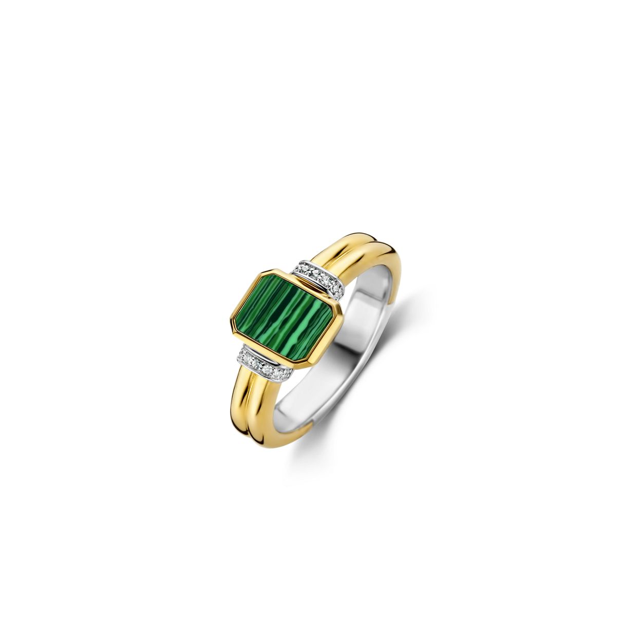 Het pronkstuk van deze TI SENTO - Milano gold-plated zilveren ring 12242MA is de malachietgroene steen in het midden. De schacht is aan beide zijden versierd met witte cubic zirconia pavé-details. De ring is gemaakt van 925 sterling zilver. Het vernieuwde vintage ontwerp maakt de ring een echte eyecatcher, of je het nu solo of bovenop andere ringen draagt.