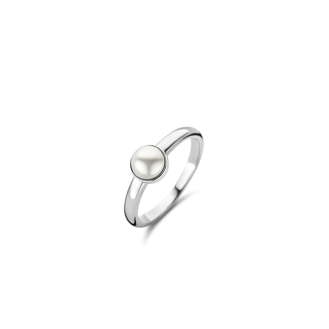 Het pronkstuk van deze TI SENTO zilveren ring 12254PW is de witte ‘Mother of Pearl’ steen in het midden. De ring is vervaardigd uit 925 sterling zilver en gecoat met een stevige laag platinum om het materiaal te beschermen en de glans te behouden. Een stijlvol musthave accessoire, perfect voor elke gelegenheid en de ideale stapelring om te dragen met je andere favoriete ringen.