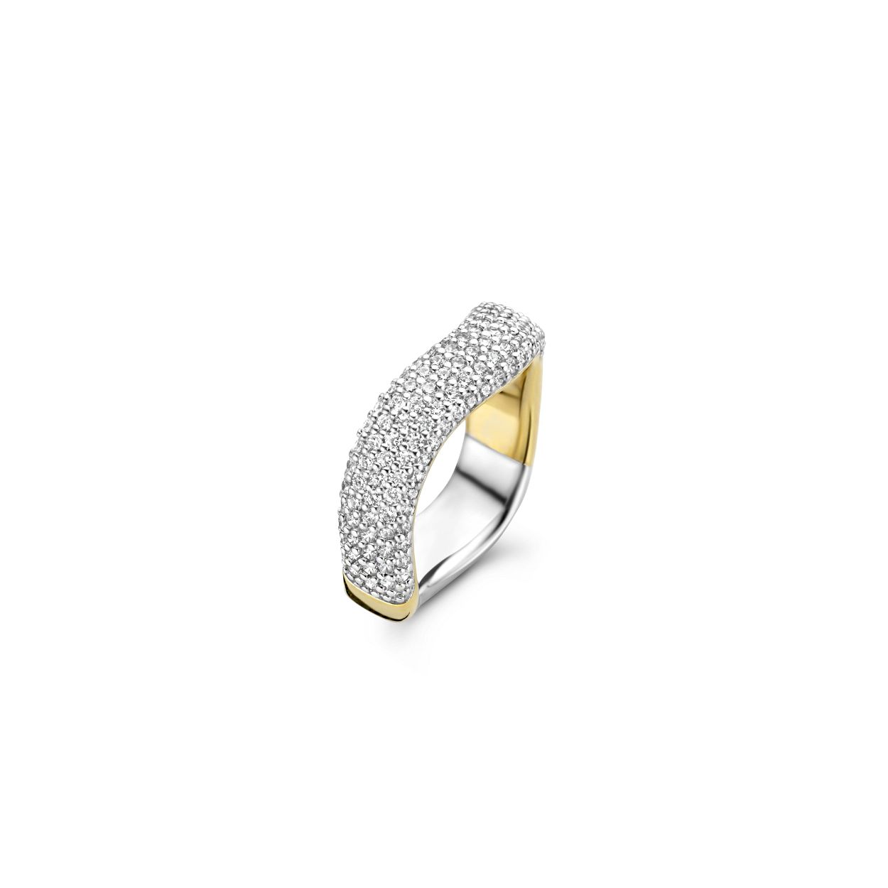 Het pronkstuk van deze TI SENTO vergulde zilveren ring 12259ZY is het pavé van witte cubic zirconia stenen. Het bijzondere silhouet weerspiegelt de golven van een oceaan. De ring is vervaardigd uit 925 sterling zilver. Dit vernieuwde vintage piece geeft iedere look een upgrade.