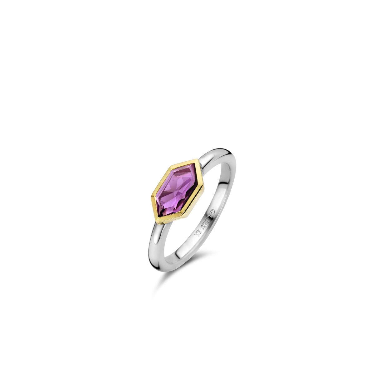 Deze Ti Sento vergulde ring pronkt met een betoverende amethistpaarse steen die wordt omarmd door een luxueuze geelgouden zetting. De intens paarse tinten stralen elegantie en mystiek uit. De paarse steen is stevig bevestigd in een geometrisch verguld montuur, wat haar allure versterkt en een vleugje elegantie toevoegt aan het geheel. De ring is volledig vervaardigd uit premium 925 sterling zilver en verguld met geelgoud voor een stijlvol en warm accent. Het fascinerende design en de levendige paarse steen zullen moeiteloos elke outfit uplevelen en een vleugje glamour en verfijning toevoegen aan je stijl. Al onze ringen zijn nikkelvrij en hypoallergeen.