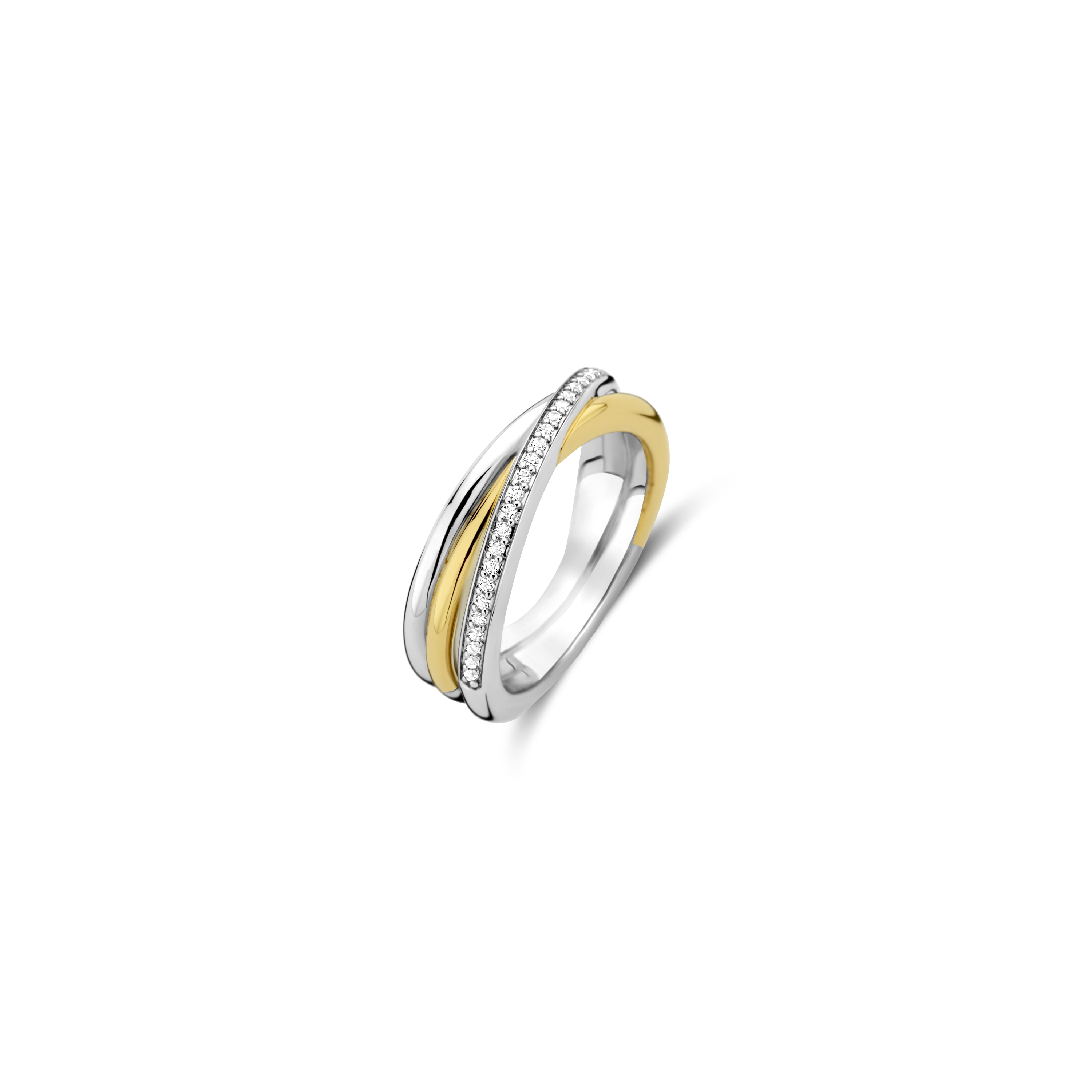 Ontdek de betoverende vintage uitstraling van de TI SENTO vergulde zilveren ring 12346ZY. Dit sieraad heeft twee verweven ringen: de ene vervaardigd uit 925 sterling zilver en verzilverd voor een koele, eigentijdse afwerking, en de andere verguld met een stralende goudkleur voor een vleugje warmte en luxe. Deze ringen worden elegant gekruist door een derde ring met een schitterende rij witte cubic zirconia stenen. De contrasterende texturen en kleuren creëren een opvallend effect, waardoor deze ring een elegant statement maakt. Het verfijnde ontwerp en de sprankelende cubic zirconia stenen voegen een vleugje moderne verfijning toe. Versterk je dagelijkse look met deze prachtige accessoire. Draag het alleen voor een gedurfd statement of combineer het met andere TI SENTO ringen voor een persoonlijke touch. Met zorg vervaardigd voor gevoelige huid, biedt deze nikkelvrije en hypoallergene ring blijvend comfort en kwaliteit.