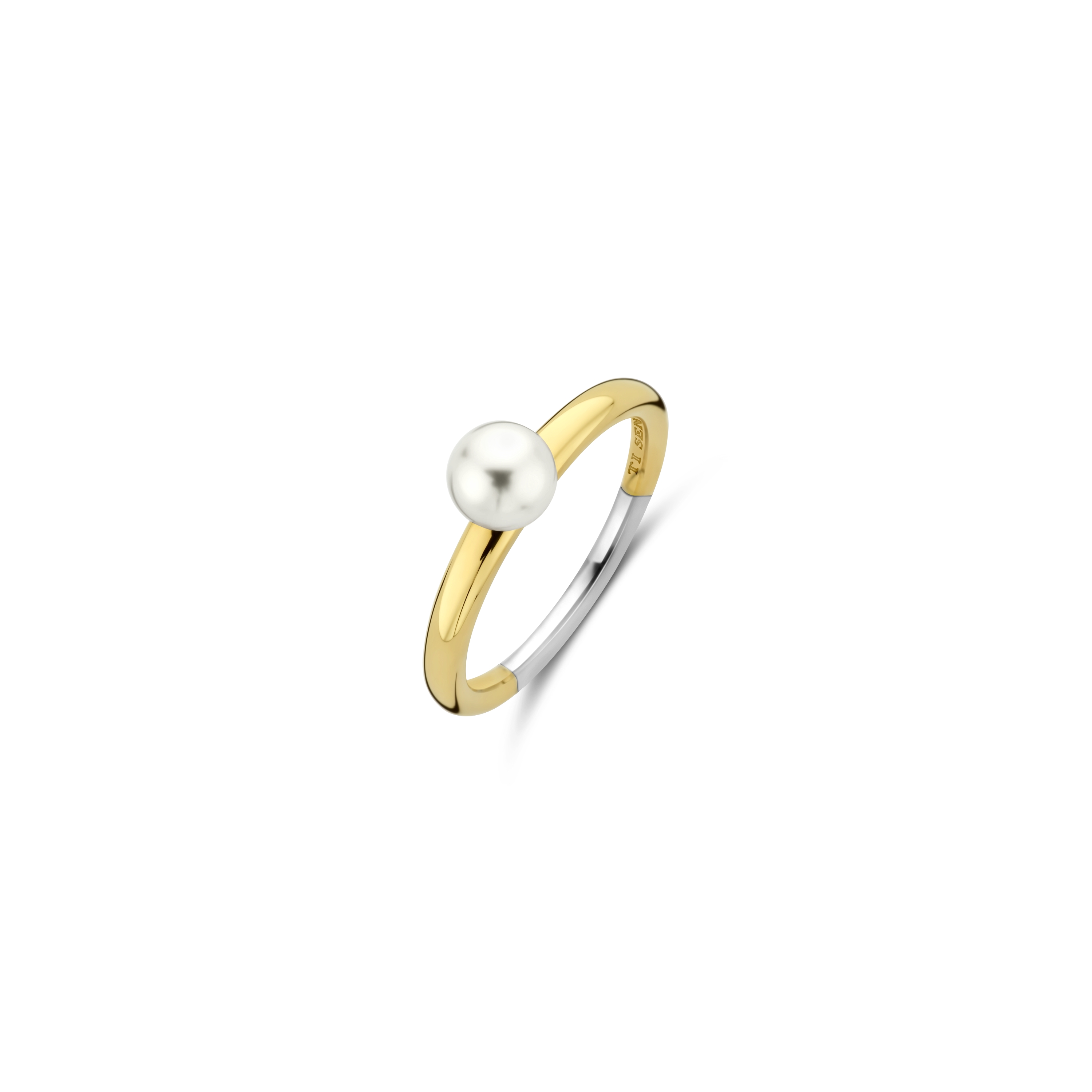 Verrijk je stijl met de luxueuze TI SENTO parel gold-plated ring 12348YP. Gemaakt van 925 sterling zilver en voorzien van een glanzende laag geelgoud, heeft deze ring een verfijnde band met een schitterende witte parel. De combinatie van de parel en de warme, gele goudlaag cre&euml;ert een tijdloos en elegant sieraad. Ge&iuml;nspireerd door de warme interieurs van de jaren '90, is deze ring een eerbetoon aan een geliefd tijdperk. De ingetogen elegantie en tijdloze charme maken het een veelzijdig accessoire dat elke stijl aanvult. Laat deze ring uw moderne erfstuk zijn. Draag hem alleen voor een minimalistische uitstraling of combineer de ring met andere TI SENTO sieraden voor een samengestelde look die eenvoudige elegantie uitstraalt. Met zorg vervaardigd voor gevoelige huid, zorgt deze nikkelvrije en hypoallergene ring voor langdurig comfort en kwaliteit.