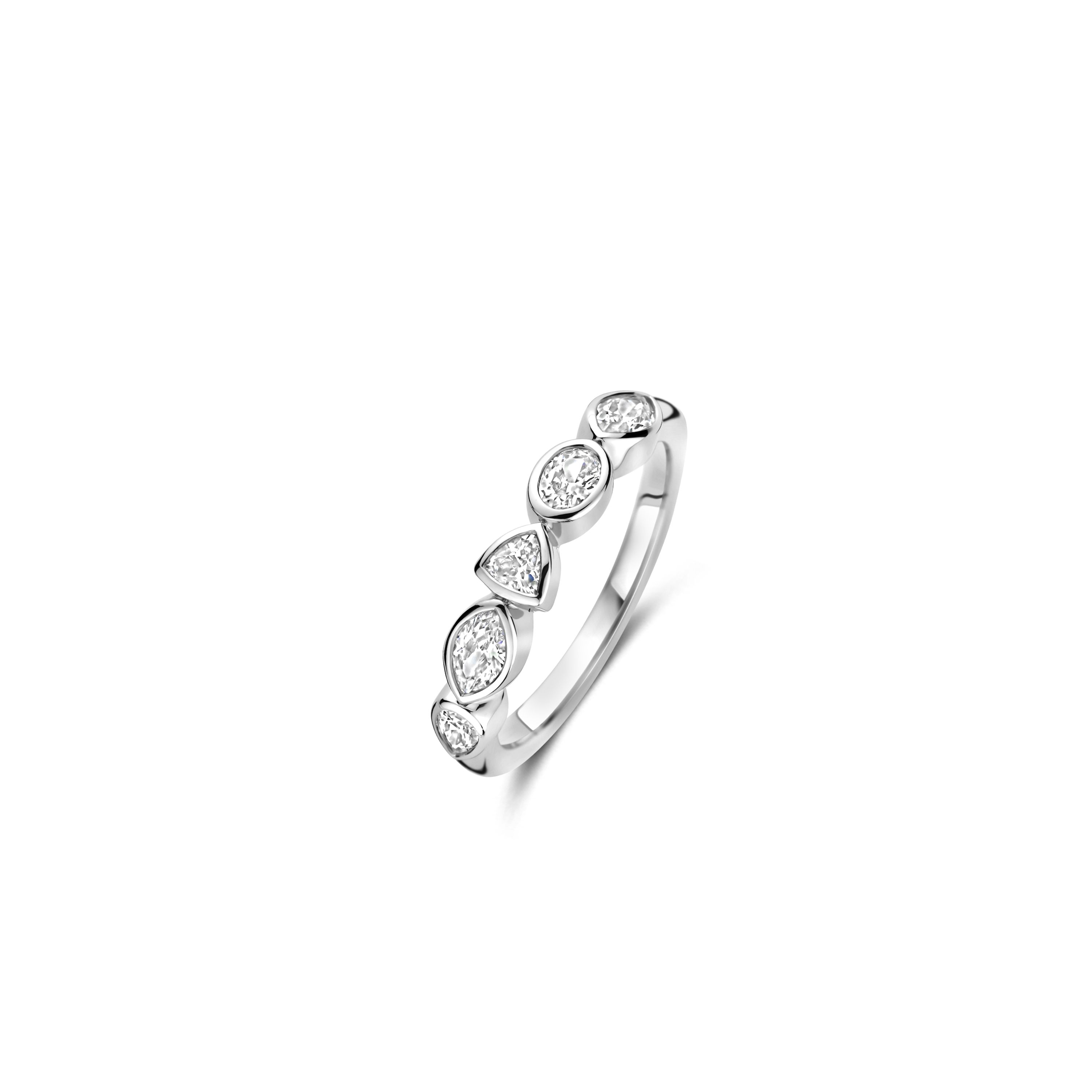 De TI SENTO zilveren ring 12362ZI combineert moderne elegantie met sprankelende verfijning, en is een prachtig voorbeeld van vakmanschap. Vakkundig vervaardigd van hoogwaardig 925 zilver, toont dit opvallende ontwerp een kunstzinnige rangschikking van verschillende slijpvormen�navette, ovaal, cushion, rond en driehoek�elk zorgvuldig gezet met briljant witte cubic zirconia.

Een viering van hedendaagse elegantie, deze ring herdefinieert tijdloze luxe met zijn strakke lijnen en geometrische charme. De ring kun je op verschillende manieren dragen. Voor een strakke, ingetogen look of voor een gedurfde uitstraling, de ring brengt een gevoel van moeiteloze verfijning in elke outfit. Ontworpen met gevoelige huid in gedachten, belooft dit nikkelvrije en hypoallergene stuk blijvend comfort en stijl�jouw go-to statement voor elke gelegenheid.