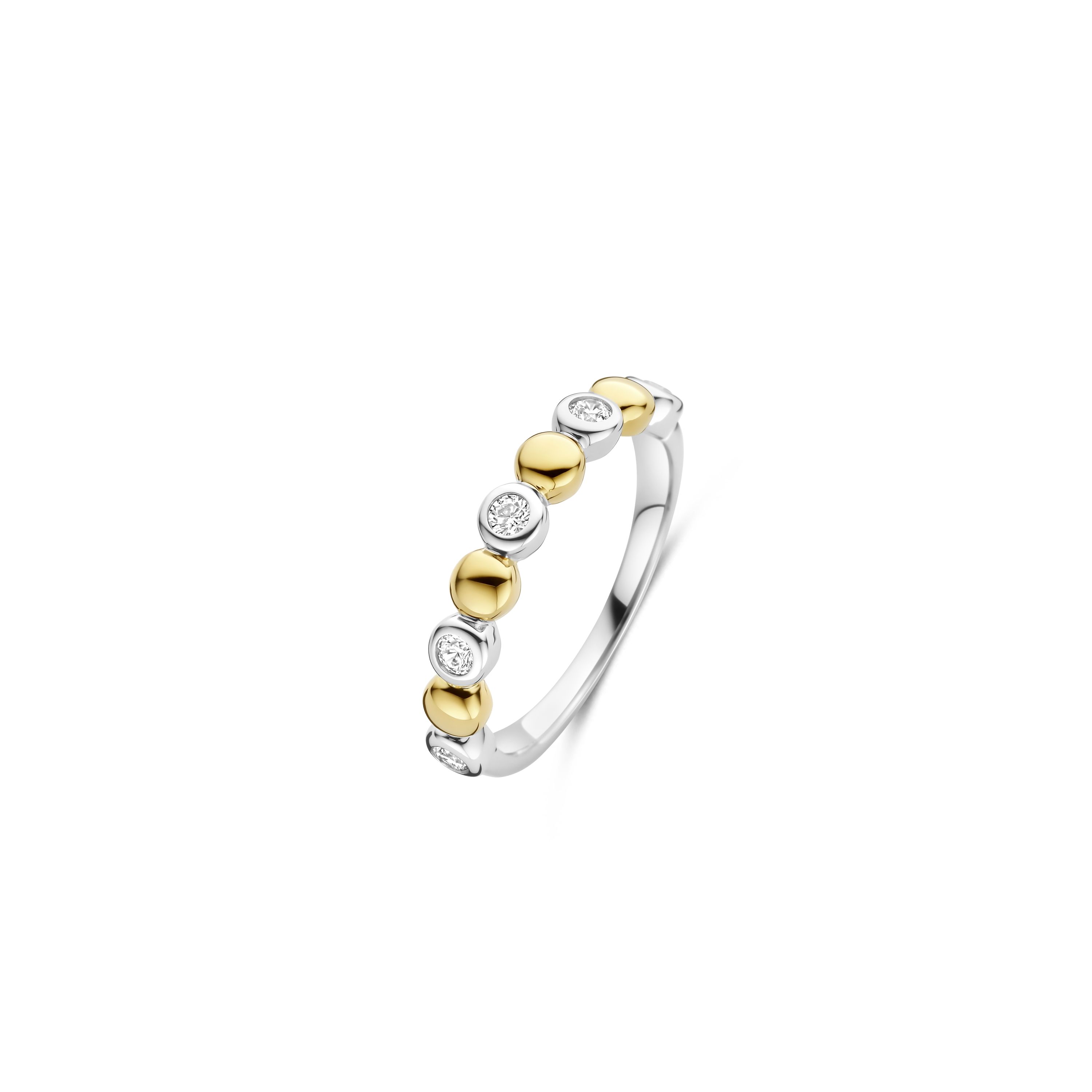 Met deze TI SENTO goudkleurige ring 12365ZY vier je de kunst van contrast. Een moderne klassieker met een stralende twist. Vervaardigd uit hoogwaardig 925 zilver heeft deze ring een opvallende rij bezelgezette zirkonia stenen die afwisselen met gepolijste vergulde bolletjes.

Het samenspel van warme goudtinten en fonkelende stenen cre�ert een verfijnd maar eigentijds ontwerp, perfect om dagelijkse looks te verfraaien of een vleugje glamour toe te voegen aan speciale gelegenheden. De veelzijdige elegantie zorgt ervoor dat het elke outfit versterkt, of het nu casual wordt gecombineerd of met chique avondkleding.

Draag de ring alleen voor een verfijnde statement of combineer het met andere TI SENTO sieraden voor een gelaagde, luxueuze stijl. Zorgvuldig vervaardigd voor de gevoelige huid, deze nikkelvrije en hypoallergene ring garandeert langdurig comfort en kwaliteit.