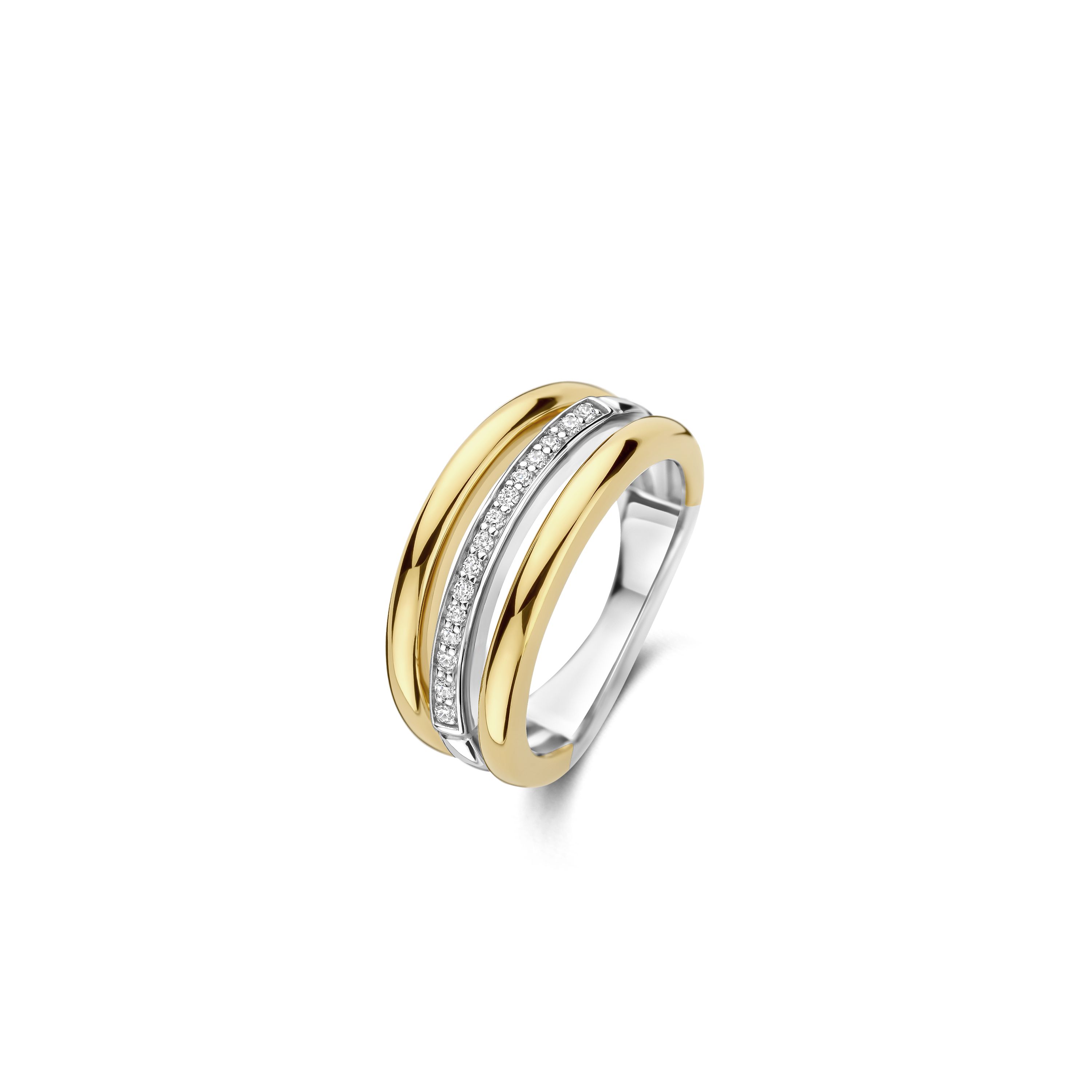 Ontdek de perfecte balans tussen verfijning en speelsheid met deze TI SENTO goudkleurige drievoudige ring 12369ZY. Vervaardigd uit hoogwaardig 925 zilver, heeft het ontwerp drie onderscheidende banden: de twee buitenste banden zijn verguld, terwijl de centrale band, platinakleuring, een rij prachtige pav�gezette zirkonia's toont. De bewuste ruimte tussen de banden zorgt voor een lichte, luchtige uitstraling, wat het een waar statement van modern design maakt.

Het dynamische contrast van metalen en texturen cre�ert een opvallende maar speelse esthetiek, ideaal om zowel casual als formele looks te verfraaien. Zorgvuldig vervaardigd voor de gevoelige huid, deze nikkelvrije en hypoallergene ring garandeert langdurig comfort en kwaliteit.